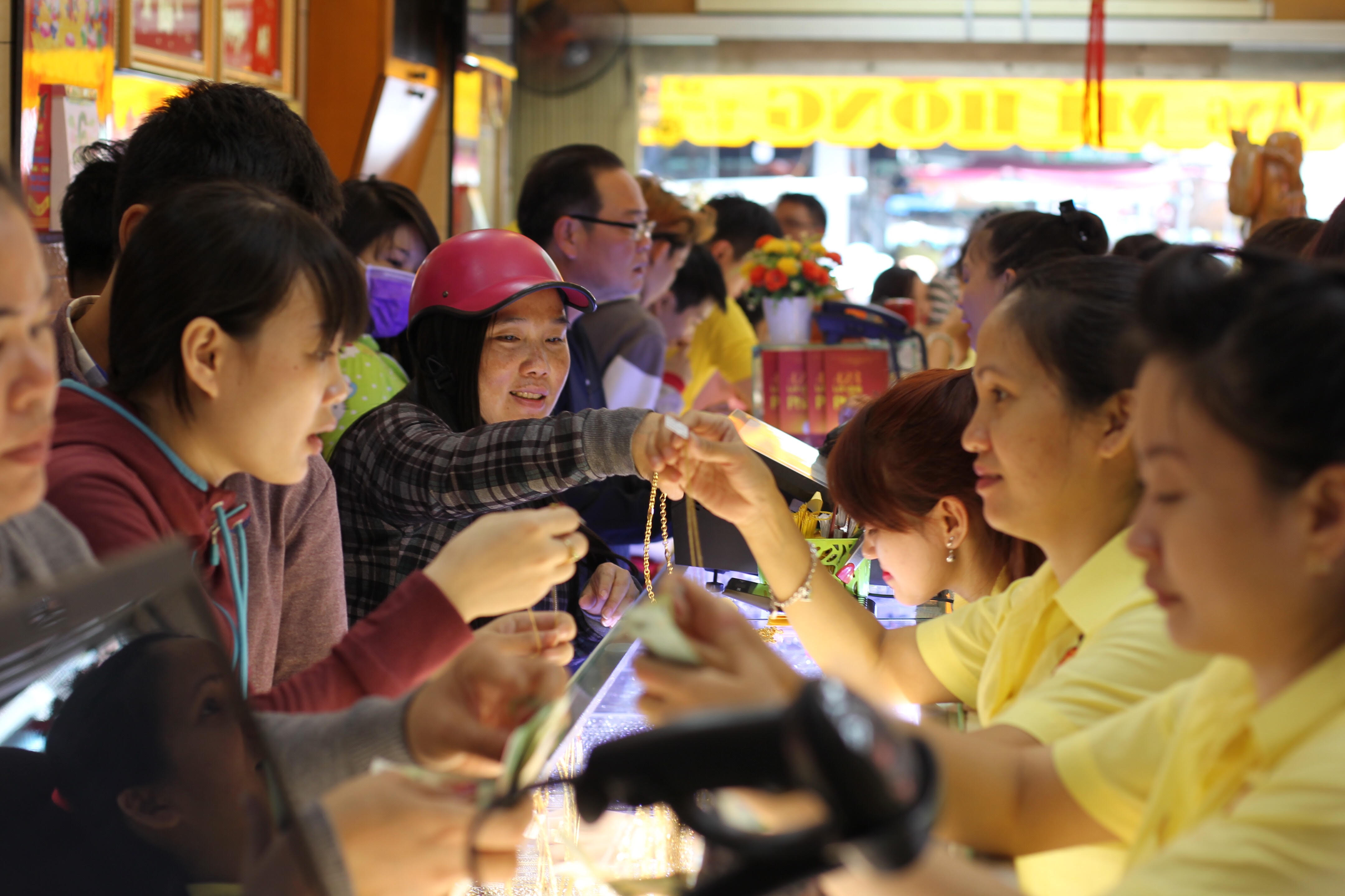 Thay vì chọn vàng miếng, người mua chủ yếu lựa vàng nhẫn, trang sức hoặc vàng may mắn từ 1-5 chỉ để cầu may.