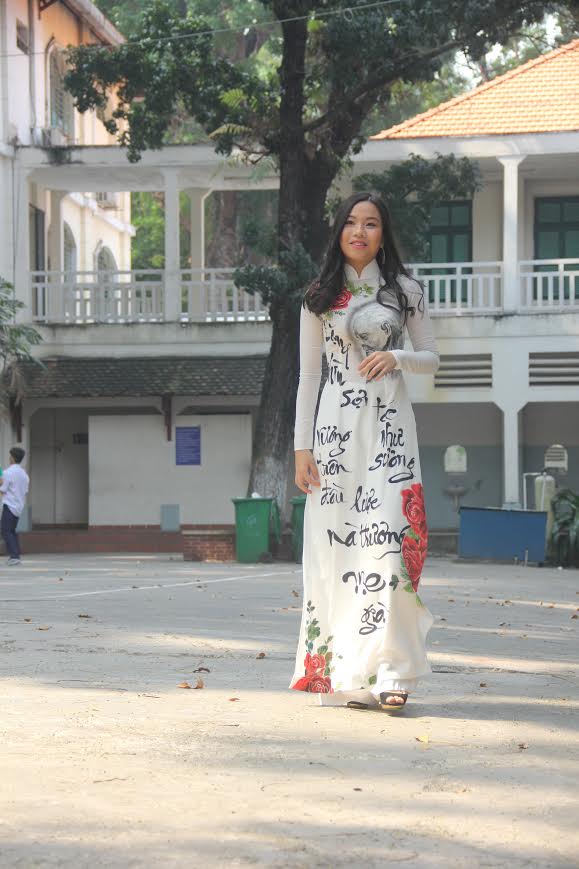 Thanh lịch ờ sân trường