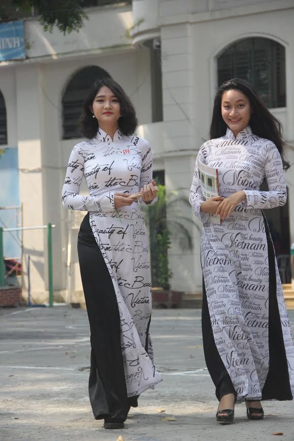 Giáo dục học sinh ý thức giữ mình khi mặc áo dài