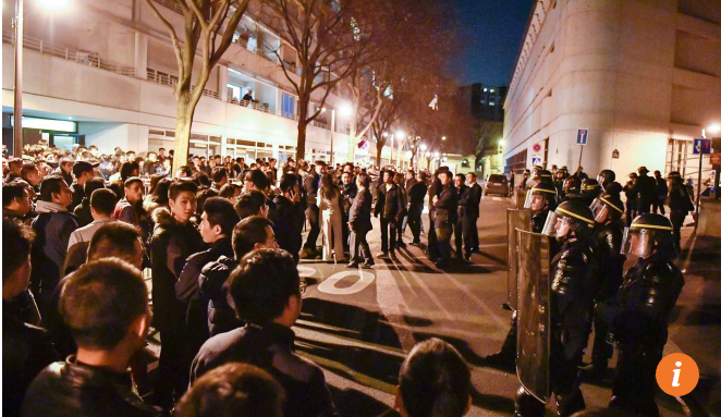 
Cộng đồng người Trung Quốc sống tại Paris biểu t&igrave;nh đ&ecirc;m 27-3. Ảnh: SCMP
