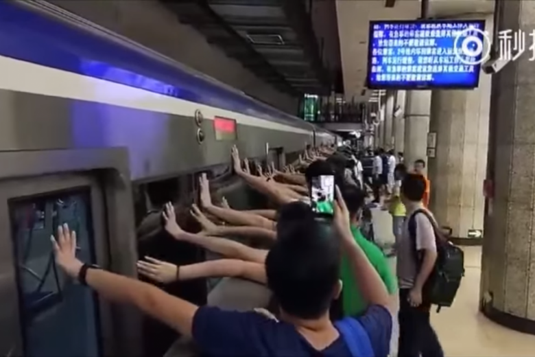 Hàng trăm người đẩy nghiêng tàu điện ngầm, cứu nạn nhân mắc kẹt