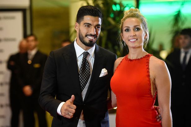 Dự đám cưới Messi, Suarez bị fan lật tượng ở quê nhà - Ảnh 4.