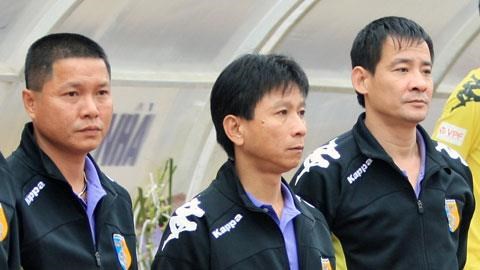 Phạt 4 trận HLV vái lạy trọng tài