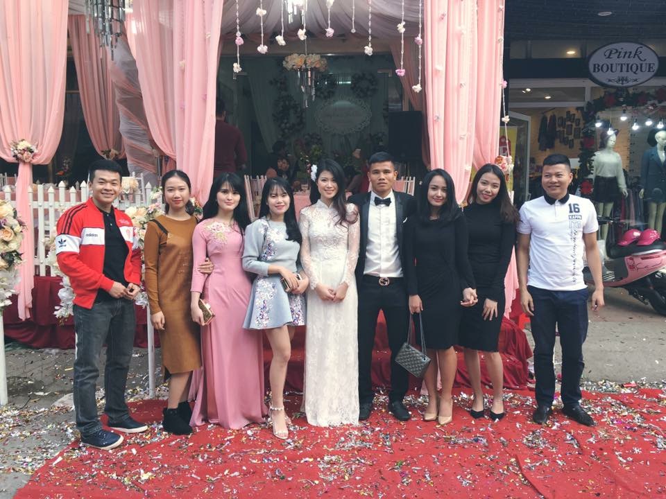 
L&ecirc; Văn Thắng v&agrave; vợ được bạn b&egrave; đến ch&uacute;c mừng
