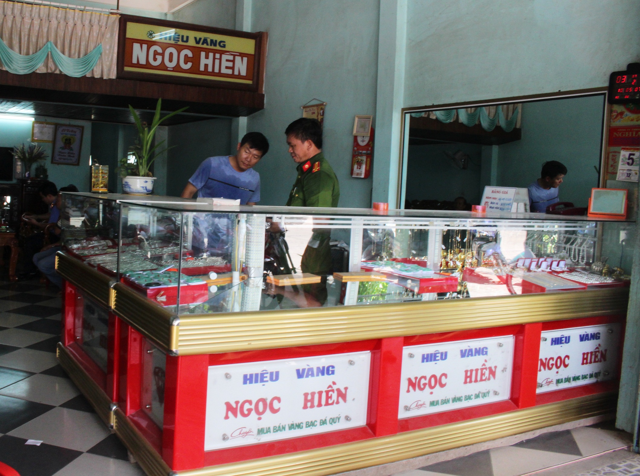 Chủ tiệm vàng báo mất trộm trang sức hơn nửa tỉ đồng - Ảnh 1.