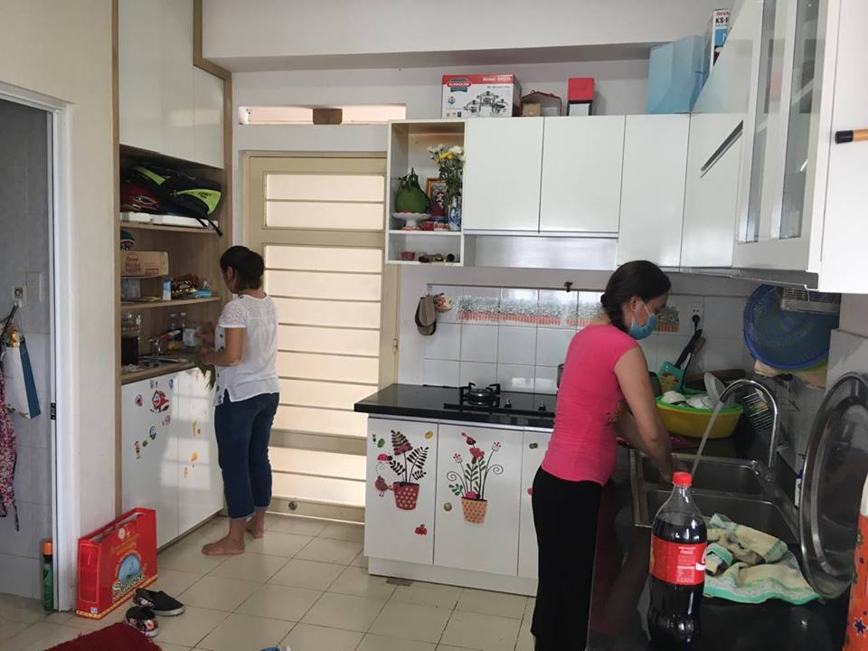 Nhiều gia đình phải thuê tới 2 người giúp việc theo giờ để dọn dẹp ngày cuối năm. Ảnh: Thái Phương