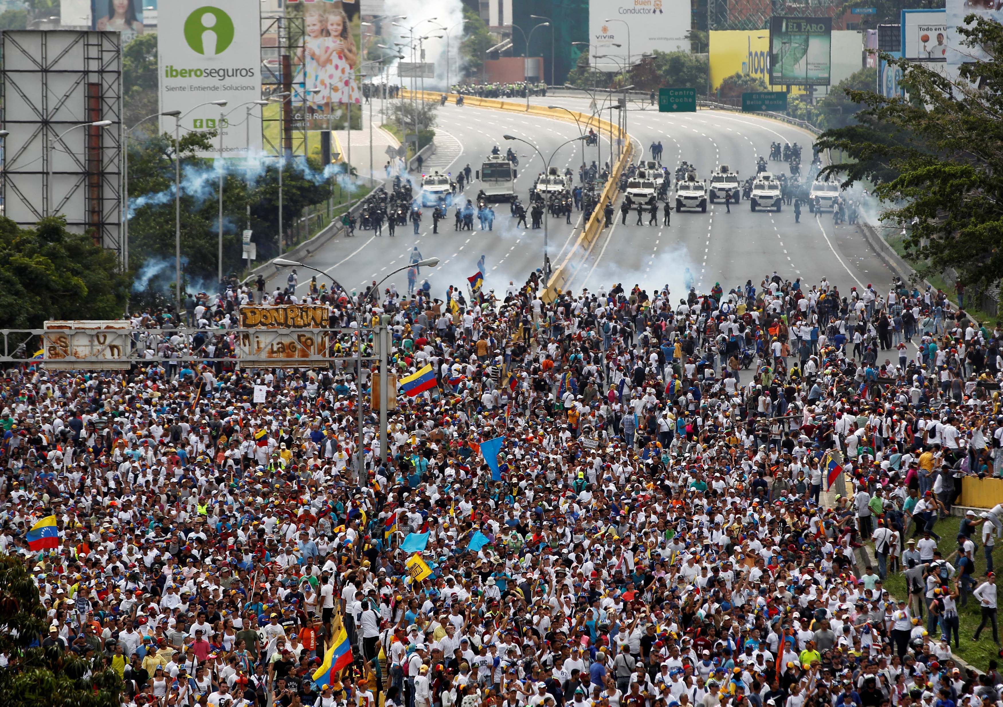 Đụng độ bạo lực trên cả nước Venezuela