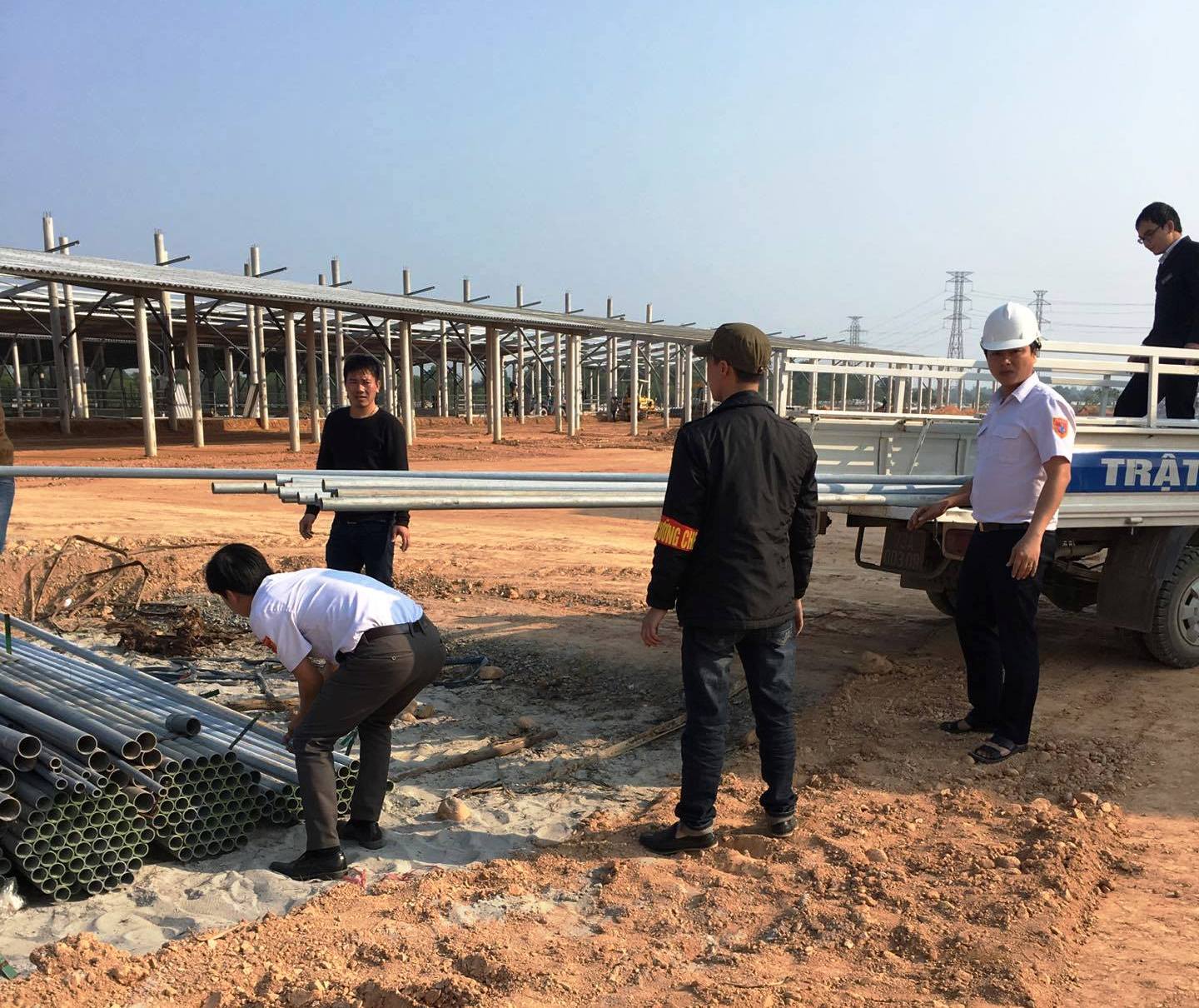 Các lực lượng chức năng mạnh tay xử lý các c&ocirc;ng trình x&acirc;y dựng trái phép m&acirc;́t an toàn hành lang giao th&ocirc;ng