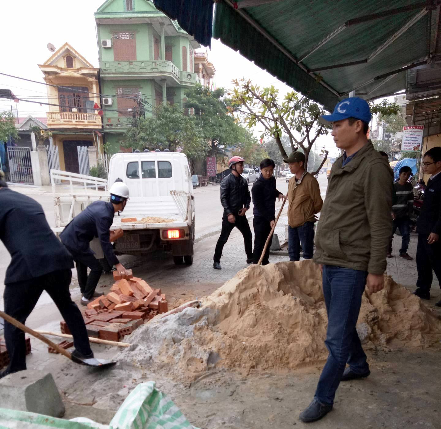 Các lực lượng chức năng mạnh tay xử lý các c&ocirc;ng trình x&acirc;y dựng trái phép m&acirc;́t an toàn hành lang giao th&ocirc;ng