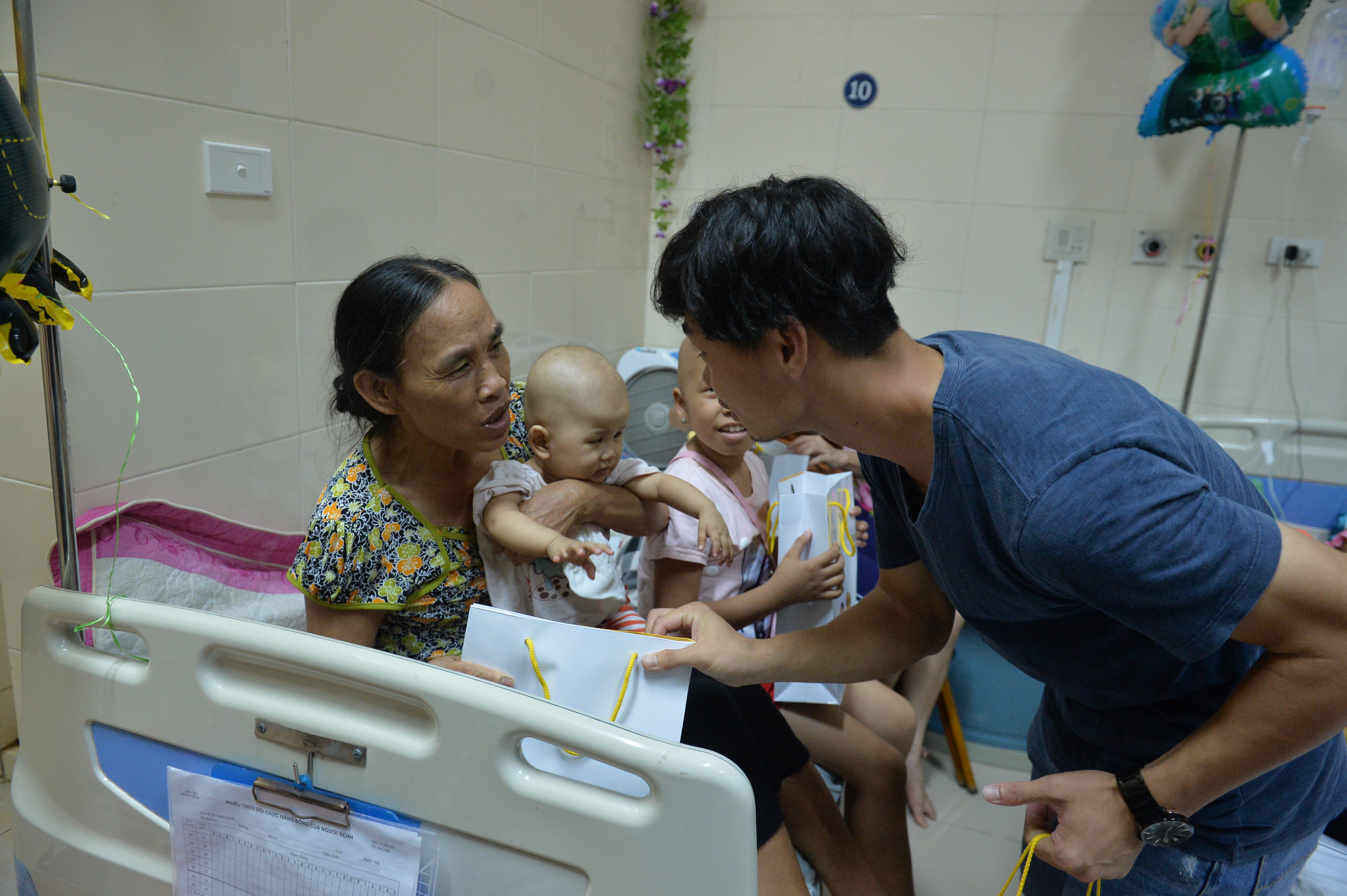 Công Phượng và đồng đội mang Tết Trung thu tới bệnh nhi nghèo - Ảnh 5.