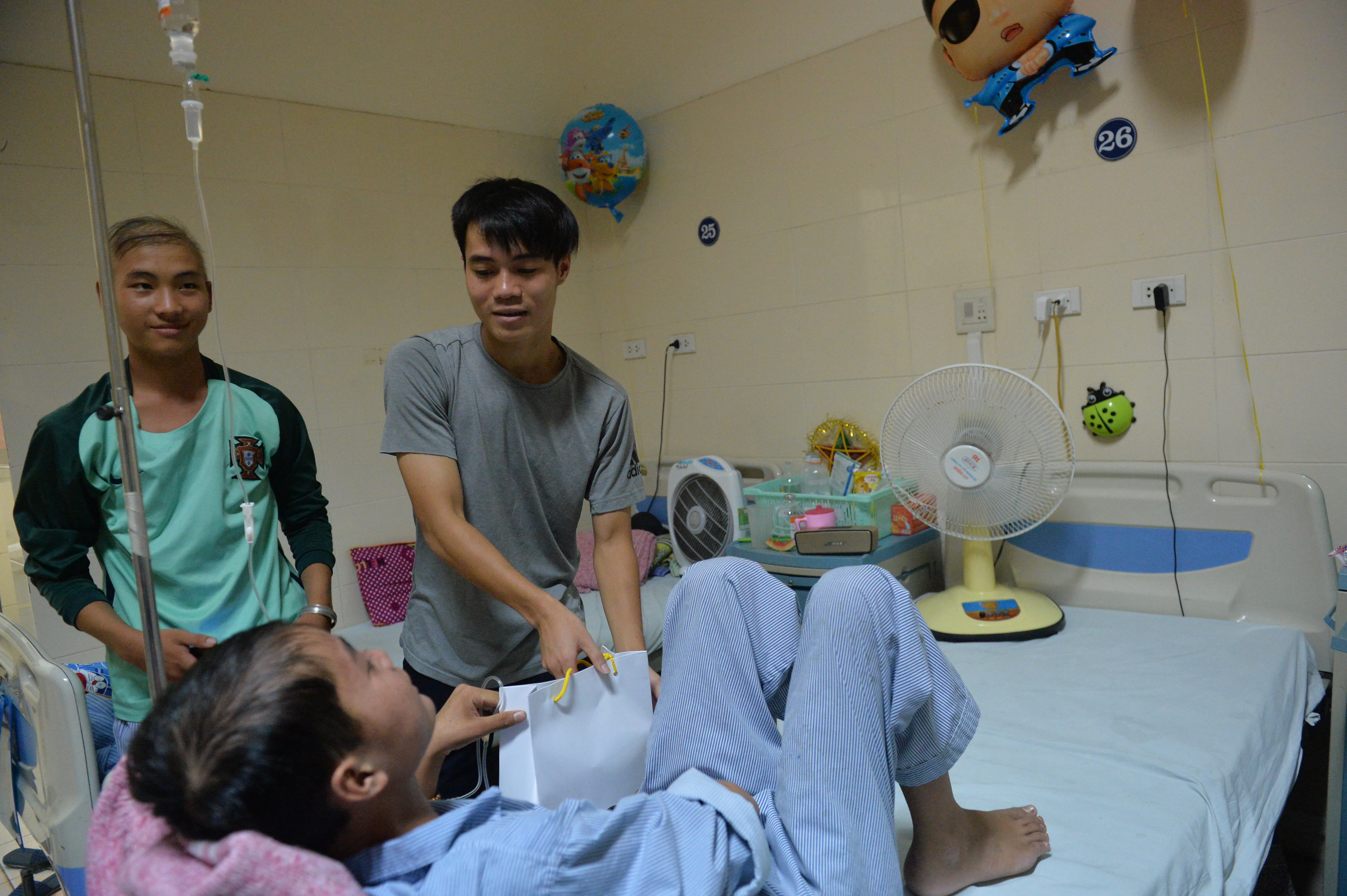 Công Phượng và đồng đội mang Tết Trung thu tới bệnh nhi nghèo - Ảnh 6.