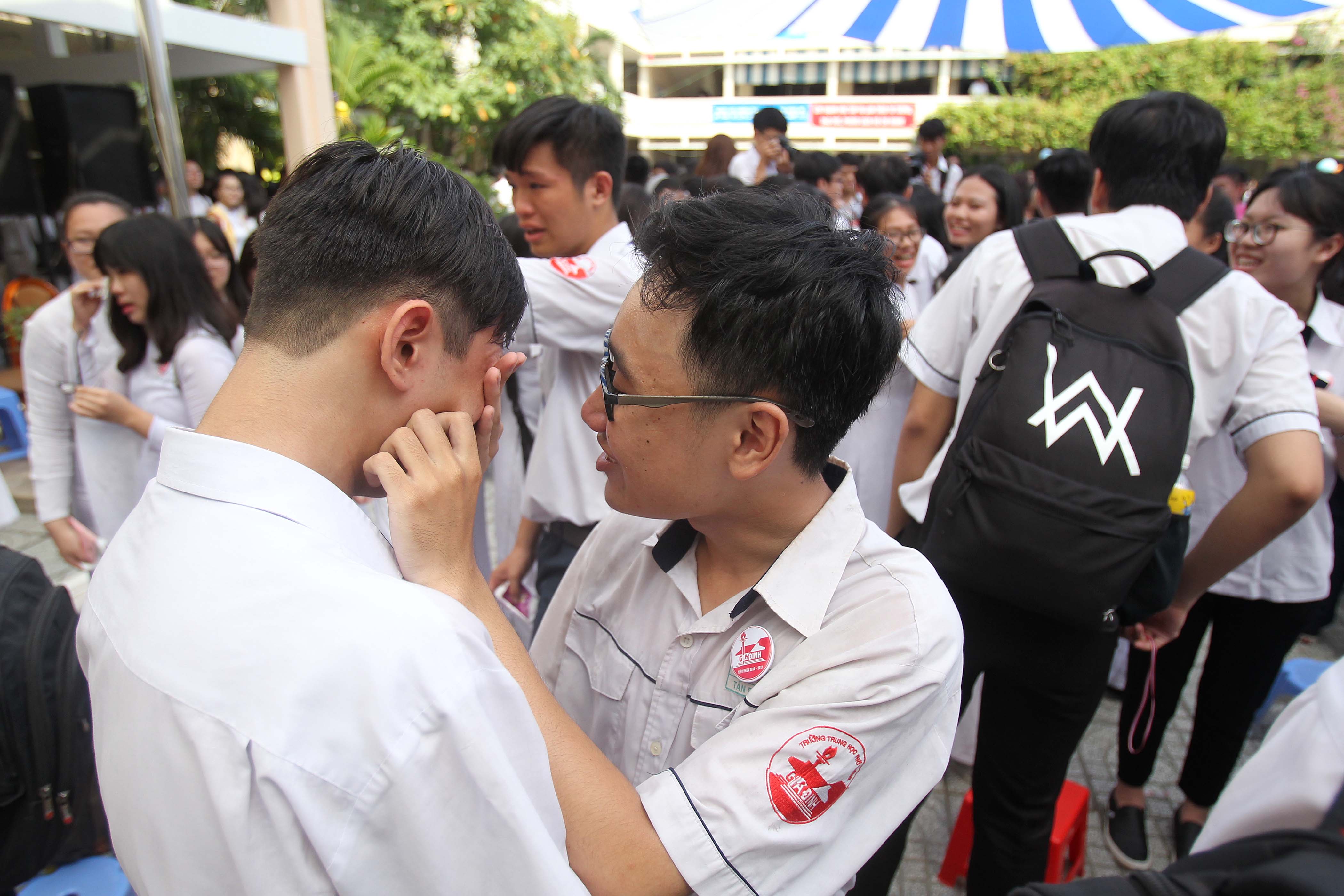 Học tr&ograve; Gia Định bật kh&oacute;c trong lễ trưởng th&agrave;nh - Ảnh 10.