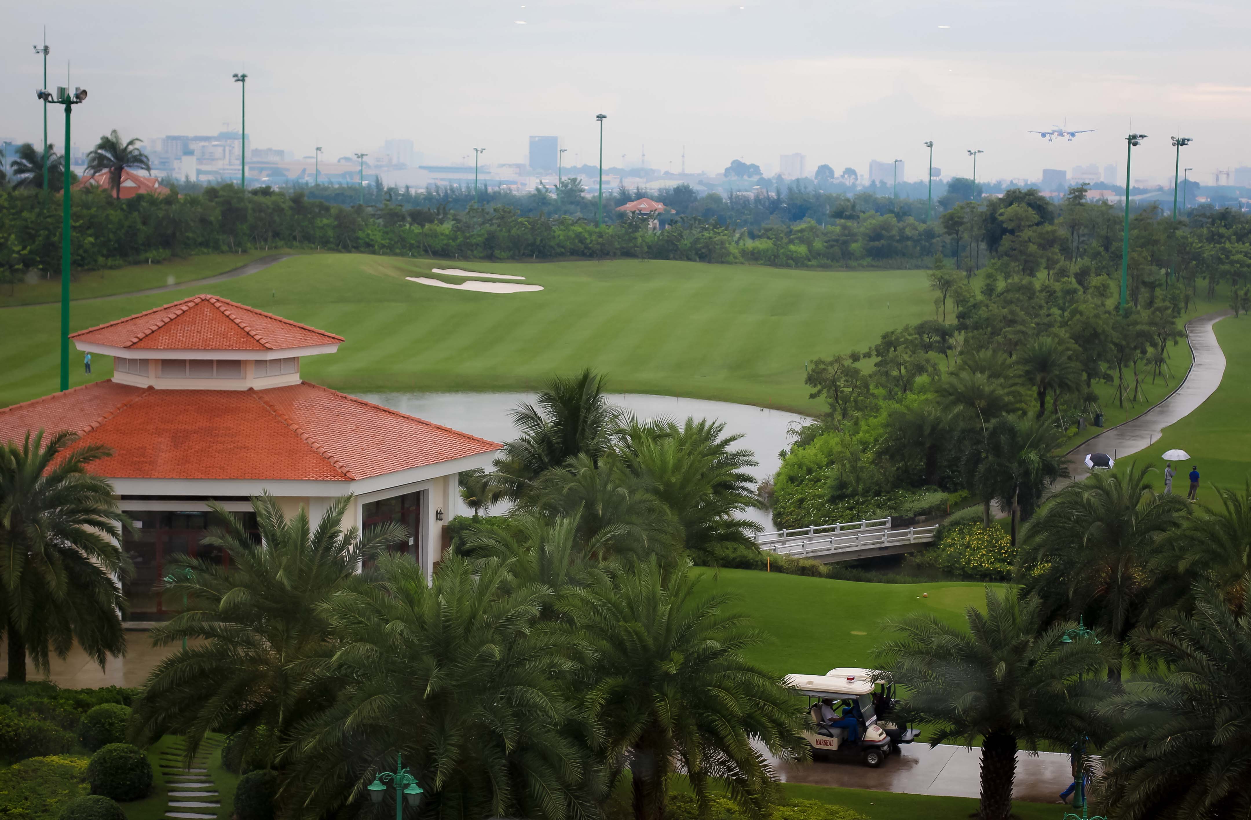 CLIP: Cử tri bức xúc về vỉa hè, sân golf tại kỳ họp HĐND TP