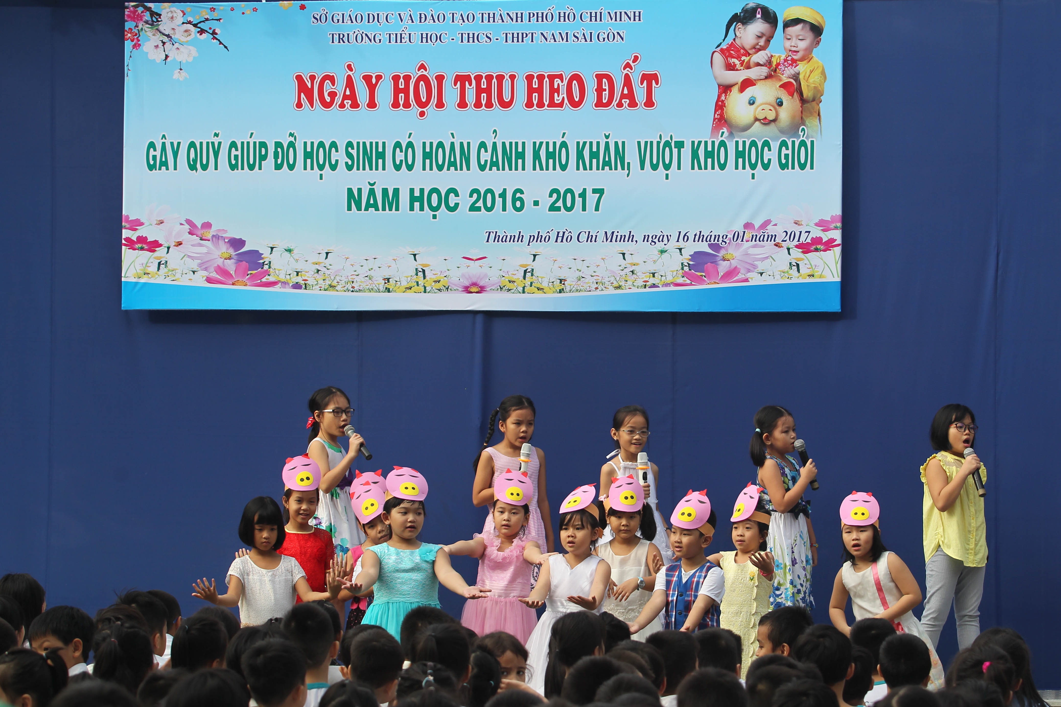 Sáng 16-1, tại Trường Tiểu học - THCS - THPT Nam Sài Gòn đã diễn ra ngày hội Đập heo đất gây quỹ cho trẻ em nghèo vượt khó.