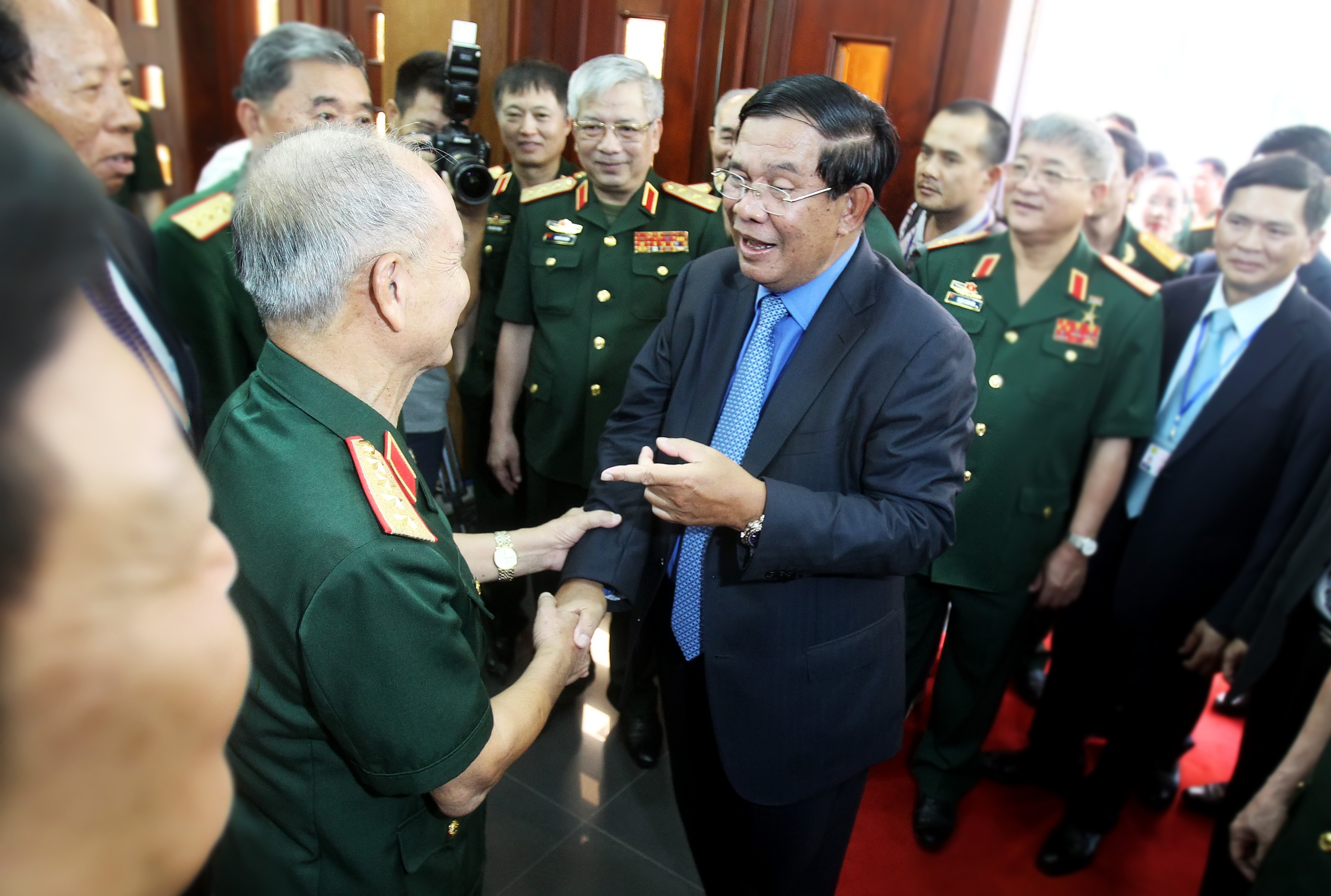 
Tại Qu&acirc;n Khu 7, Thủ tướng Campuchia HunSen gặp lại Đại tướng Phạm Văn Tr&agrave;, nguy&ecirc;n Bộ trưởng Bộ Quốc ph&ograve;ng, trong buổi gặp đại biểu cựu chiến binh qu&acirc;n t&igrave;nh nguyện Việt Nam l&agrave;m nghĩa vụ quốc tế tại Campuchia. &Ocirc;ng đ&atilde; d&agrave;nh hơn 1 giờ v&agrave; n&oacute;i chuyện bằng tiếng Việt để &ocirc;n lại kỷ niệm khi ở Việt Nam
