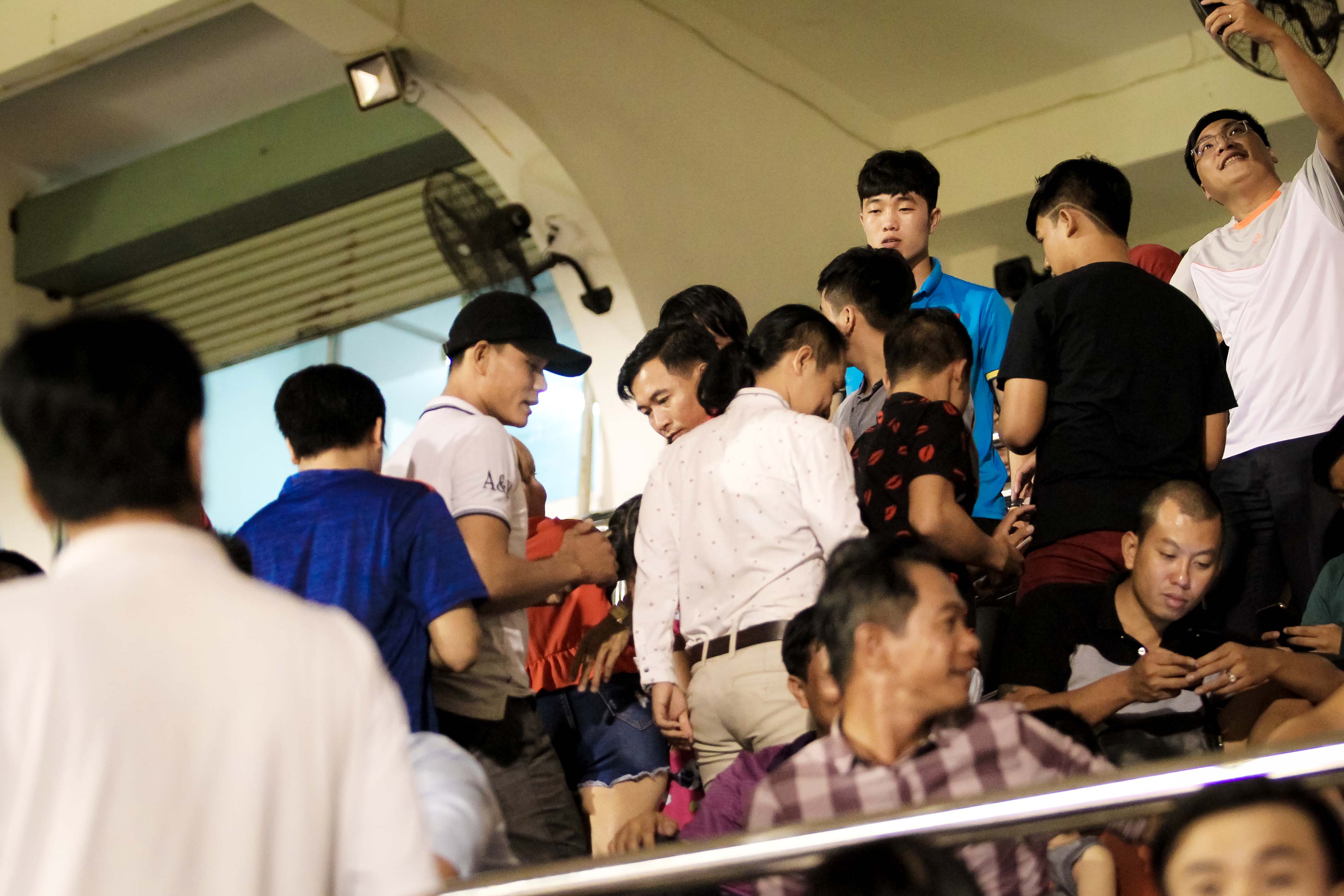 Fan vây kín Xuân Trường trên khán đài sau trận thắng 4-0 - Ảnh 1.