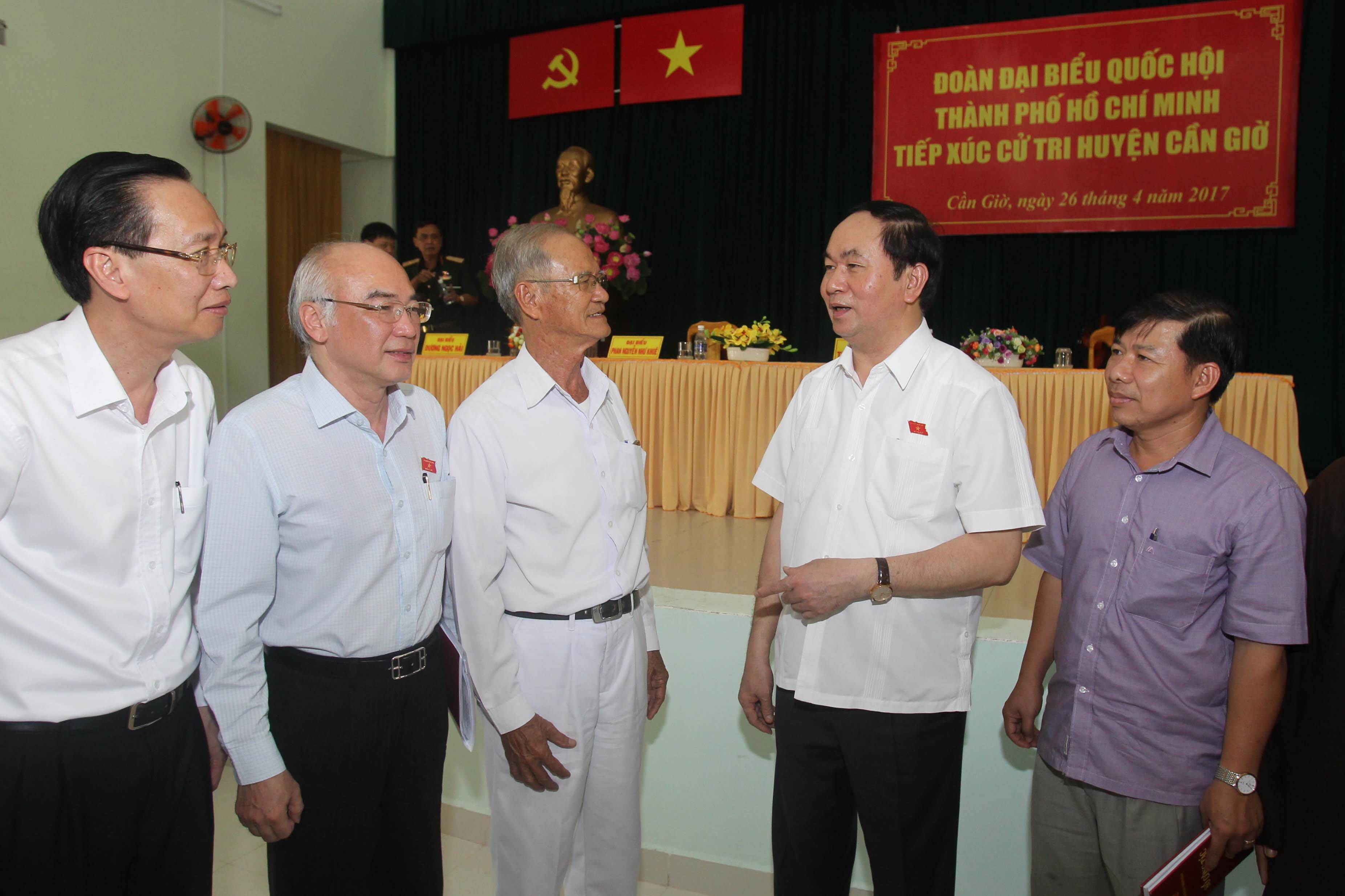 Chủ tịch nước Trần Đại Quang (thứ 2 từ phải sang) tiếp xúc cử tri ở Cần Giờ