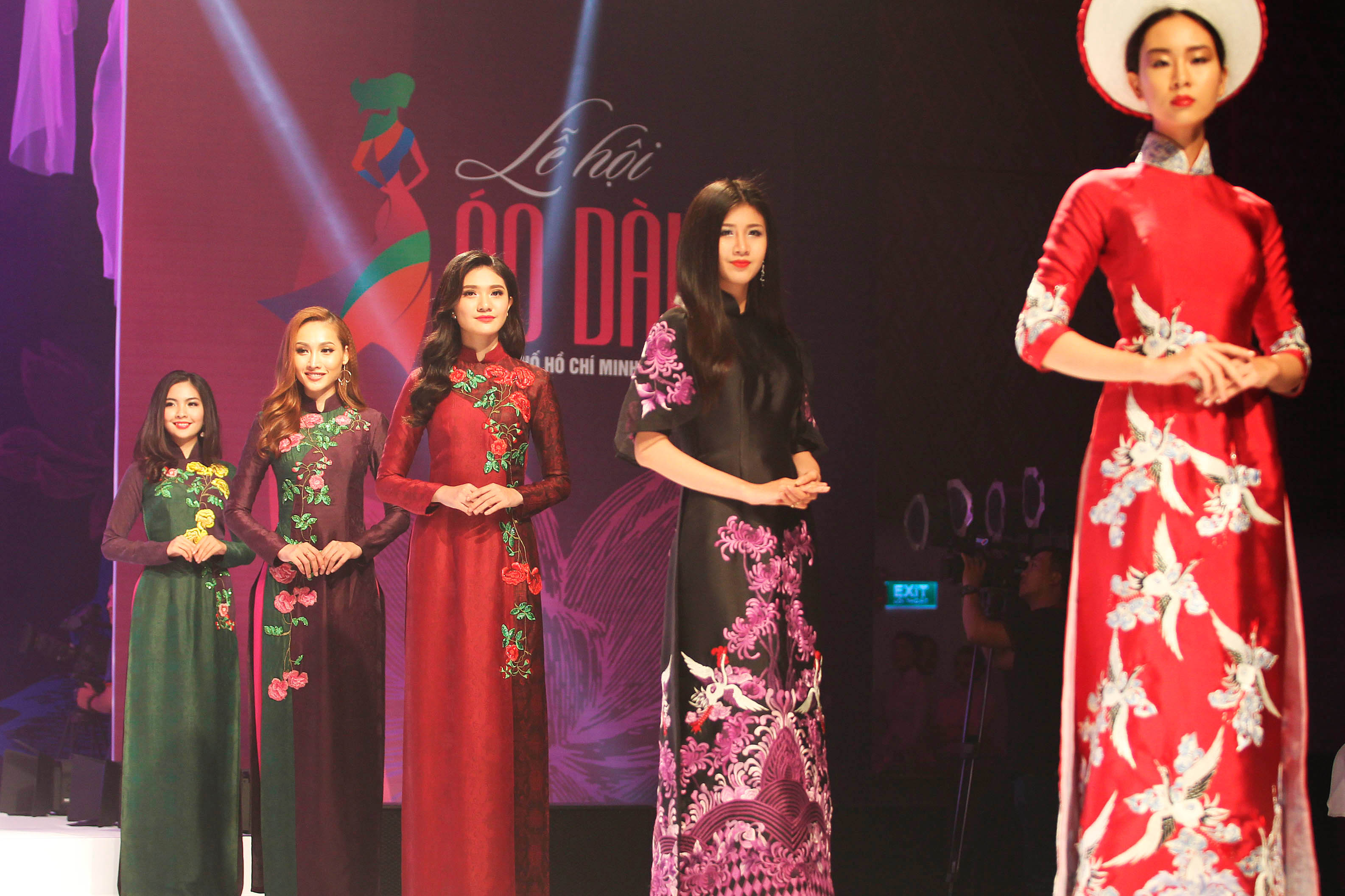 Tiết mục thời trang Áo dài tại Lễ bế mạc Lễ hội Áo dài TP HCM 2017