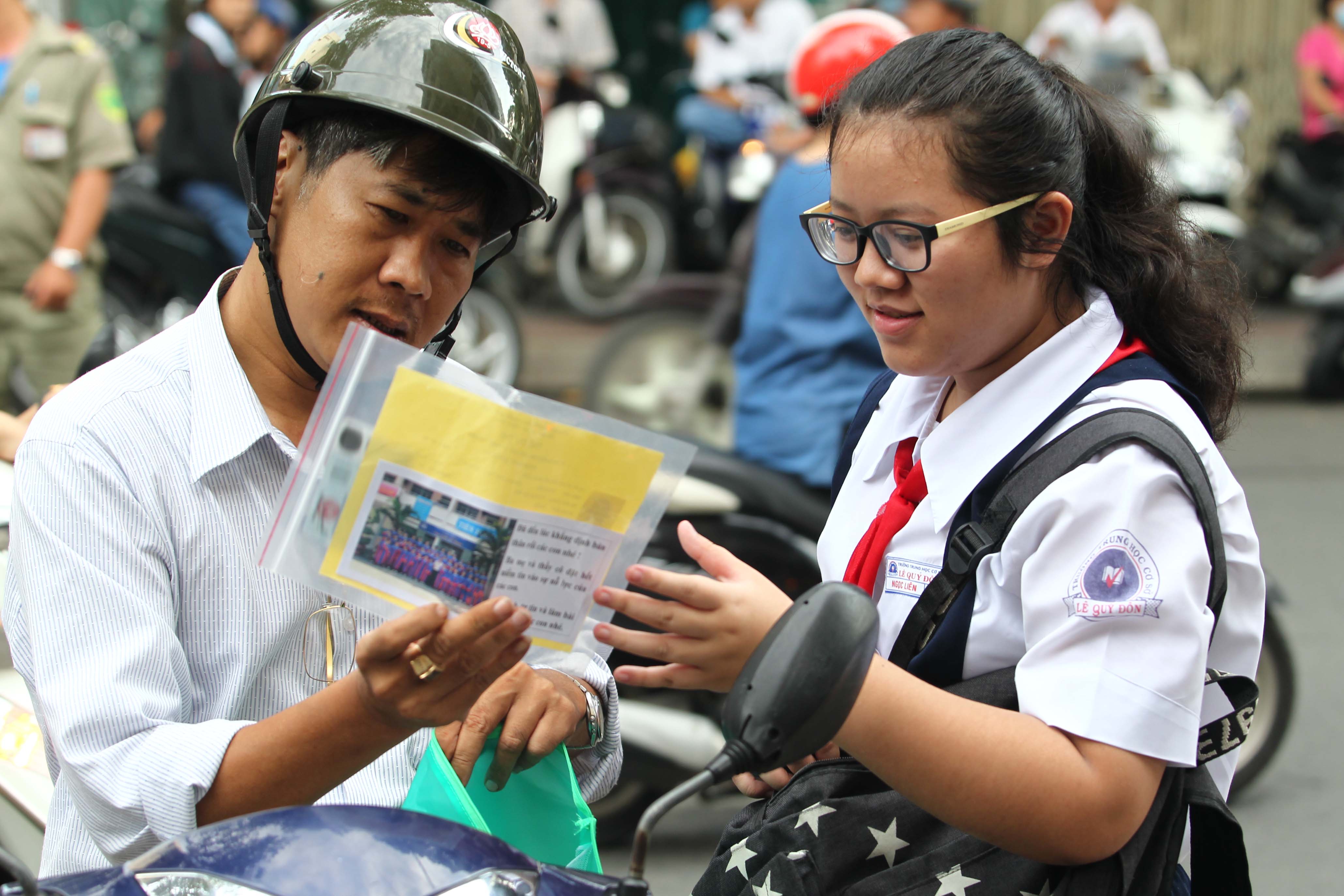 Chùm ảnh: Nét căng thẳng, âu lo ngày đầu thi lớp 10 - Ảnh 2.