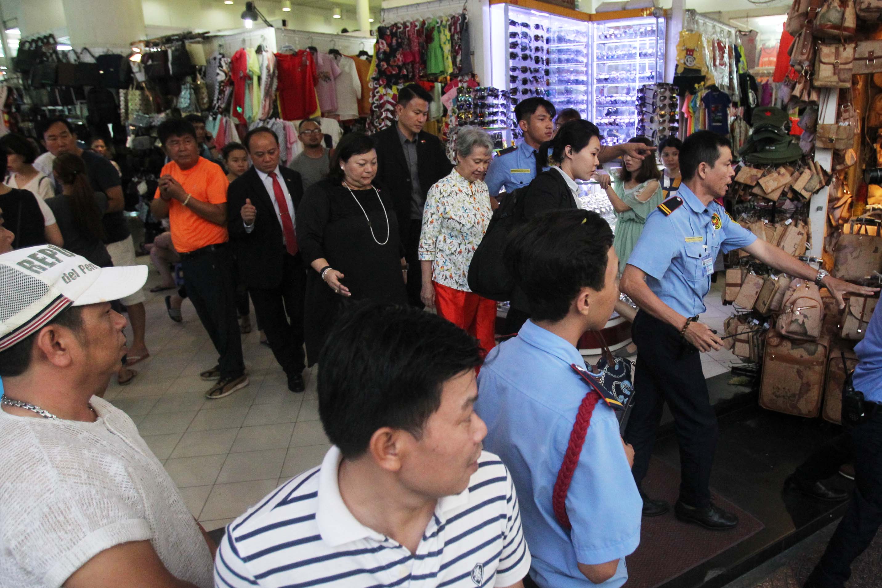 Chuyến tham quan của bà chỉ kéo dài chưa đầy 10 phút, làm không ít người tại Trung tâm thương mại Sài Gòn Square ngạc nhiên