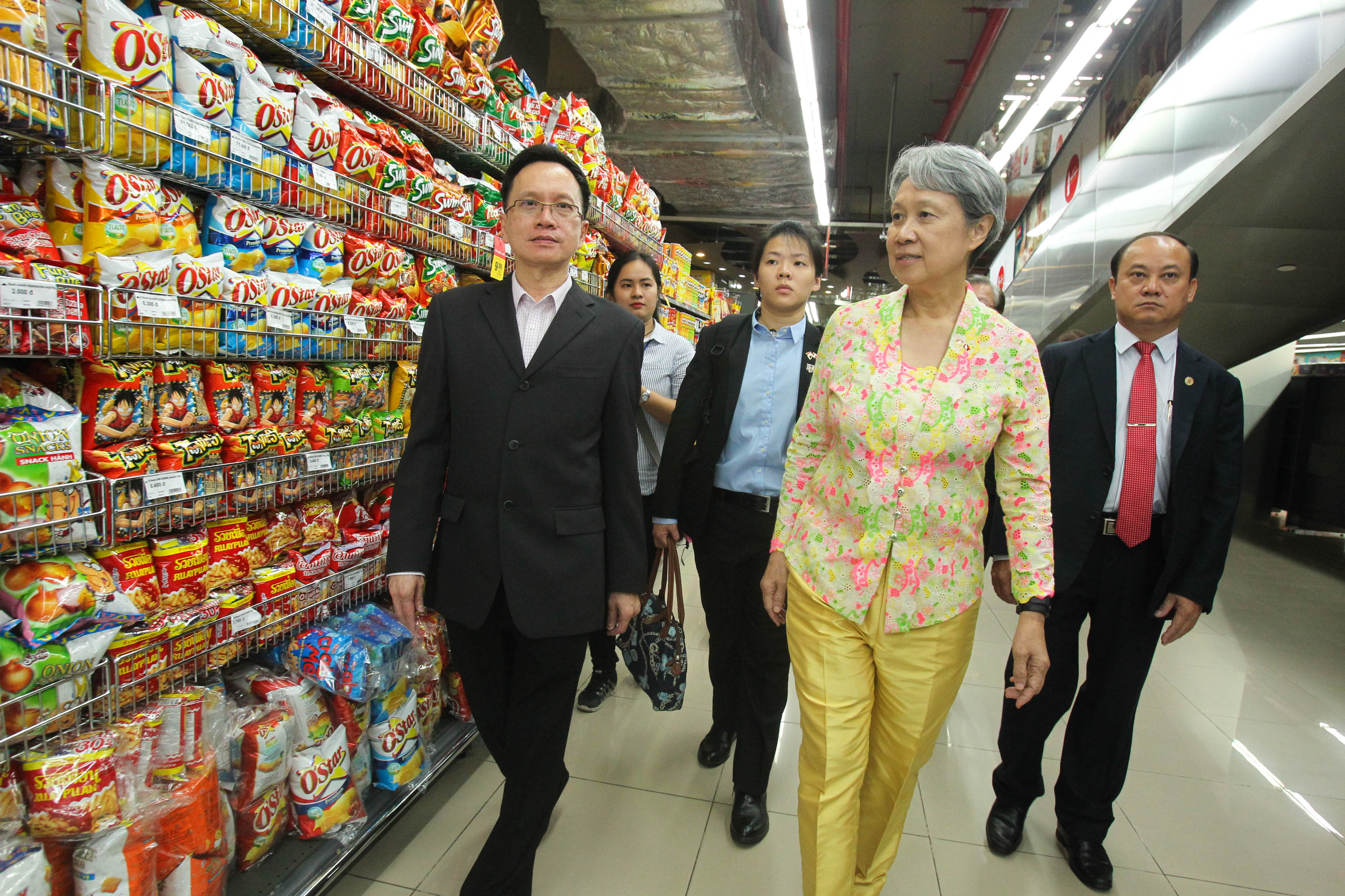 Trong khi đ&oacute;, b&agrave; H&agrave; Tinh lại t&aacute;ch đo&agrave;n để c&oacute; thể tham quan trung t&acirc;m thương mại n&agrave;y dễ d&agrave;ng hơn.