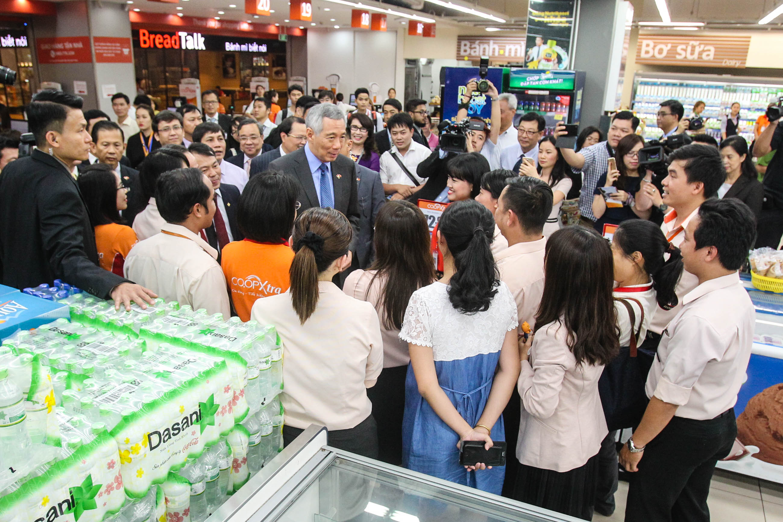 Trong chuyến tham quan, Thủ tướng Singapore c&ograve;n vui vẻ nhận lời mới chụp ảnh lưu niệm c&ugrave;ng c&aacute;c nh&acirc;n vi&ecirc;n của Co.opXtra.