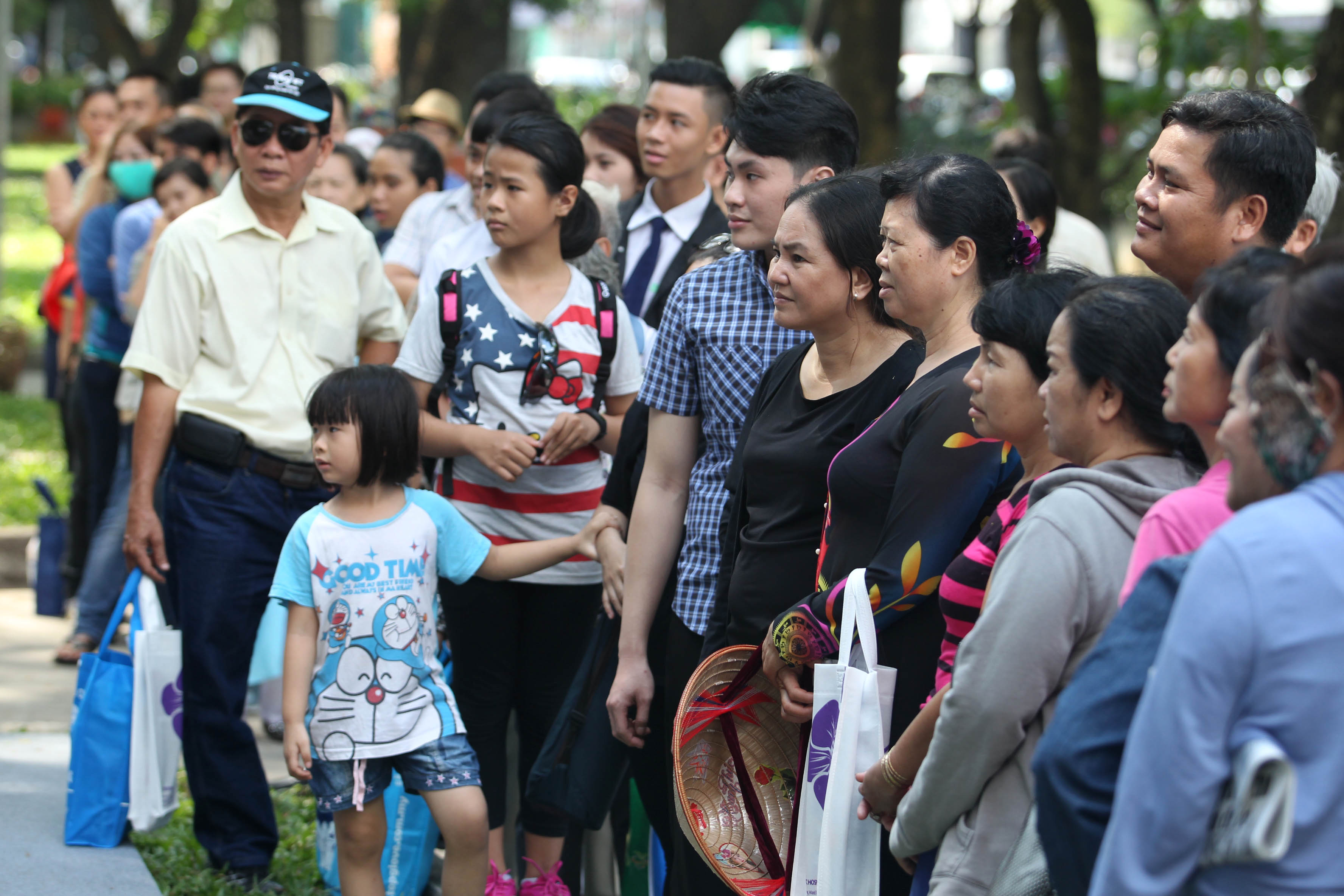 
Đến trưa, trời bắt đầu nắng gắt nhưng nhiều người vẫn xếp h&agrave;ng chờ đợi

