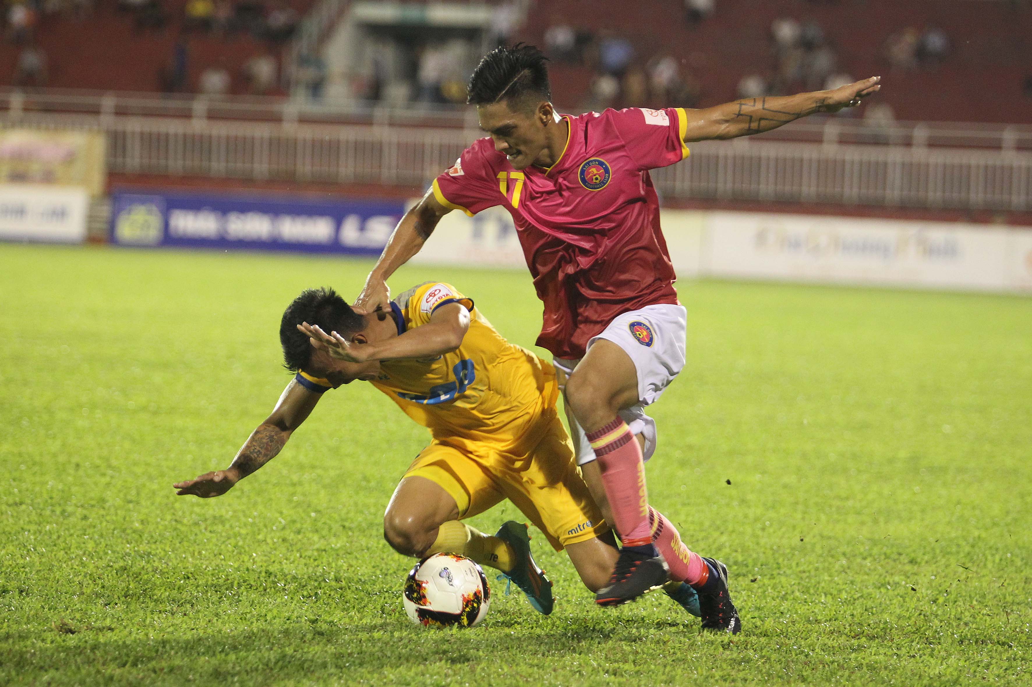 Thua S&agrave;i G&ograve;n FC, CĐV Thanh Ho&aacute; n&eacute;m ph&aacute;o s&aacute;ng xuống s&acirc;n - Ảnh 2.