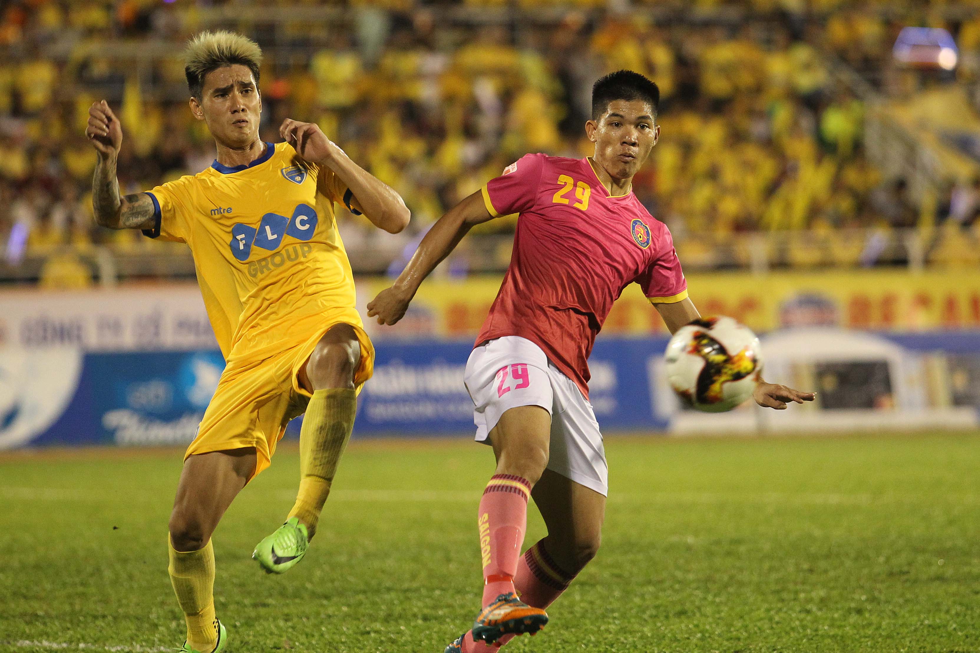 Thua S&agrave;i G&ograve;n FC, CĐV Thanh Ho&aacute; n&eacute;m ph&aacute;o s&aacute;ng xuống s&acirc;n - Ảnh 1.