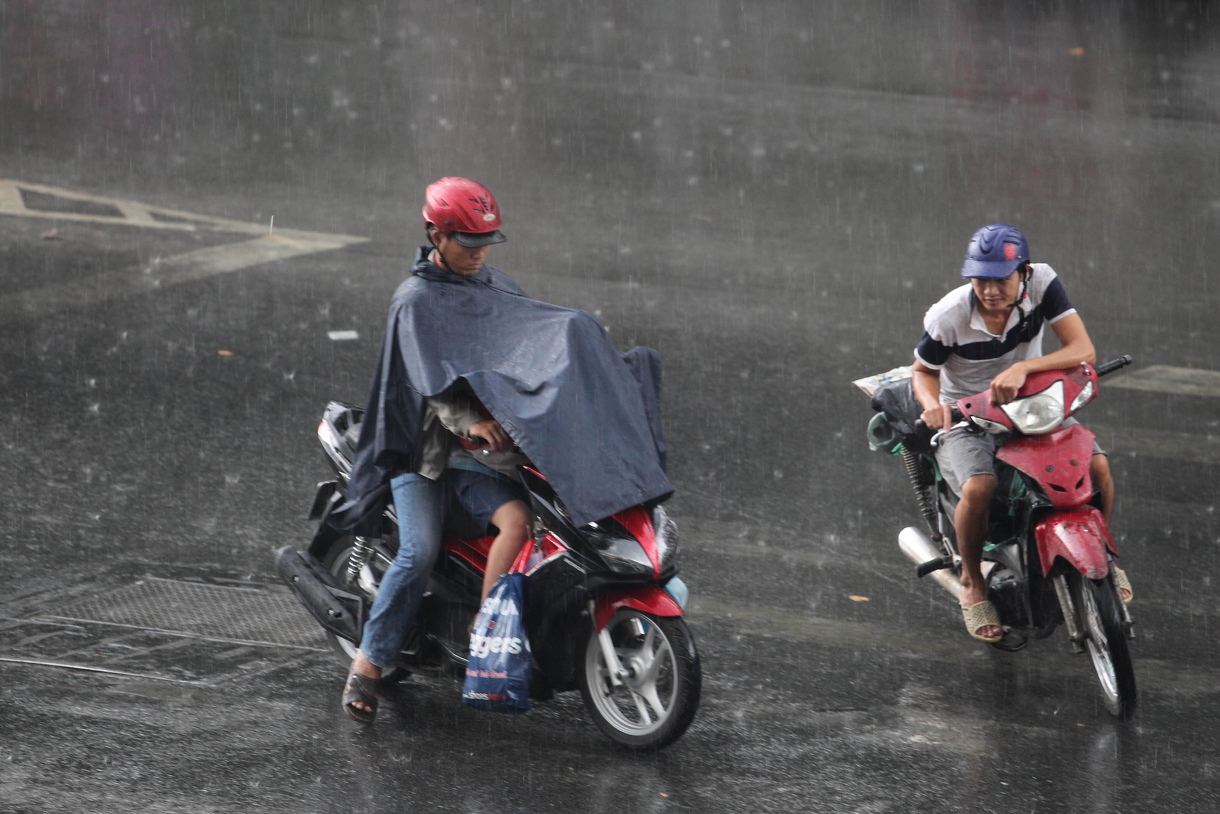 Mưa lớn ngày đầu năm, người Sài Gòn bất ngờ