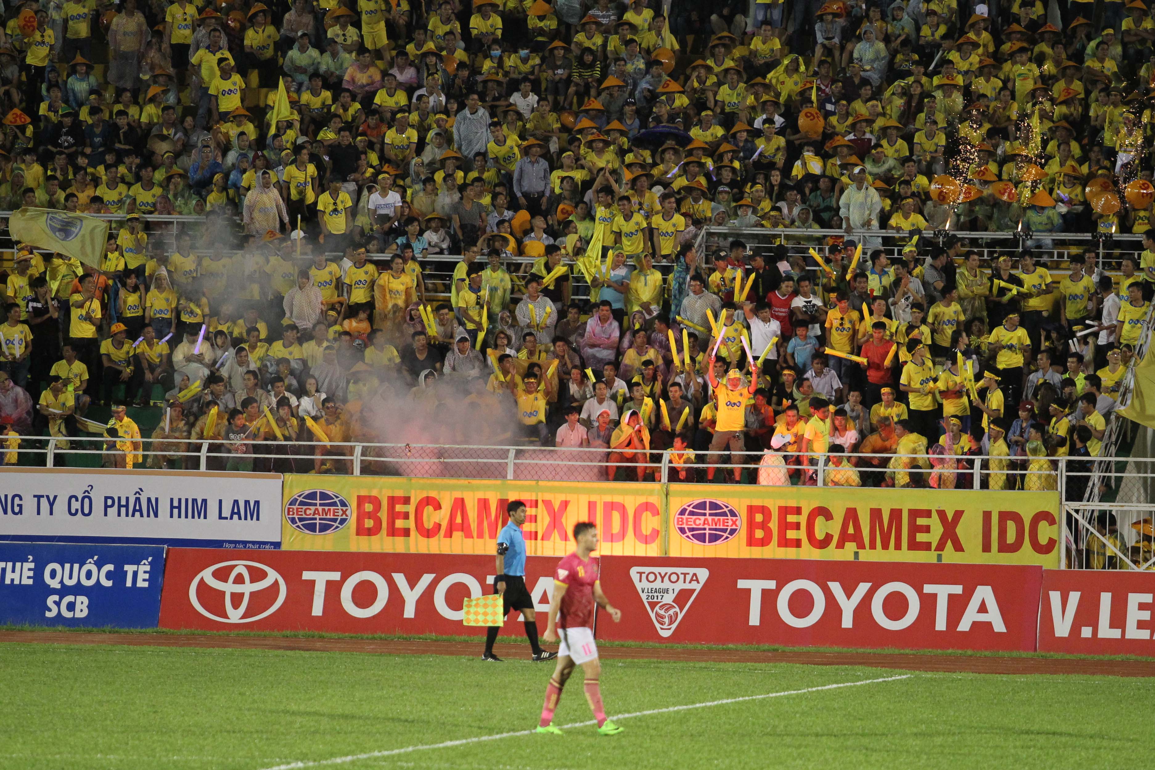 Thua S&agrave;i G&ograve;n FC, CĐV Thanh Ho&aacute; n&eacute;m ph&aacute;o s&aacute;ng xuống s&acirc;n - Ảnh 3.