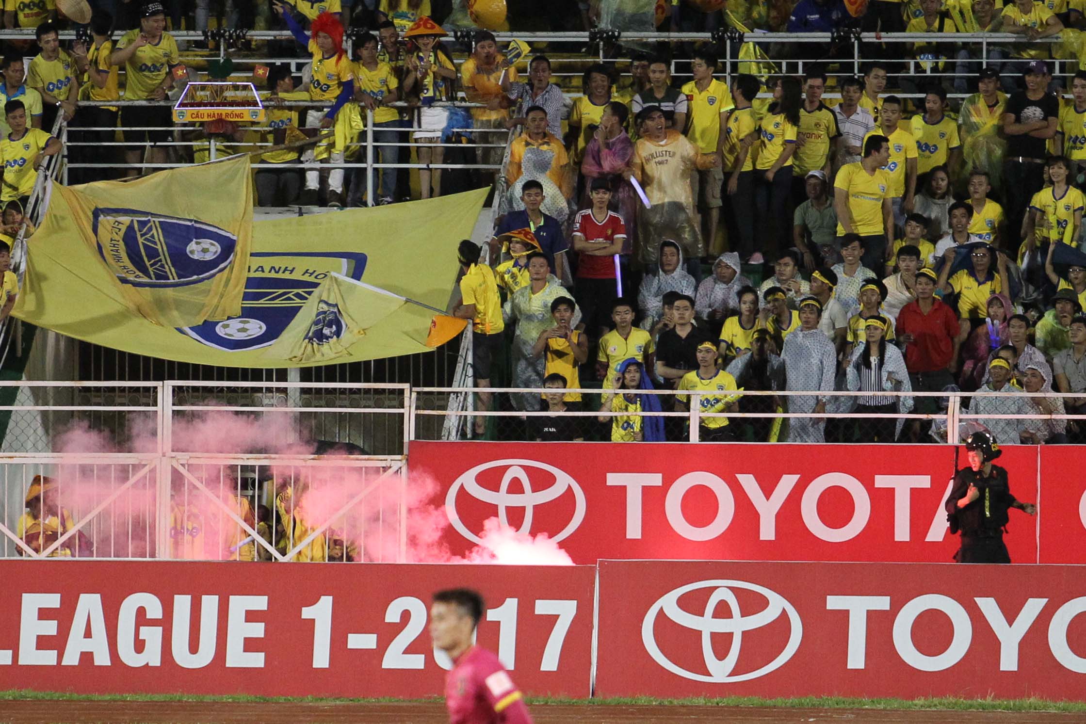 Thua S&agrave;i G&ograve;n FC, CĐV Thanh Ho&aacute; n&eacute;m ph&aacute;o s&aacute;ng xuống s&acirc;n - Ảnh 4.