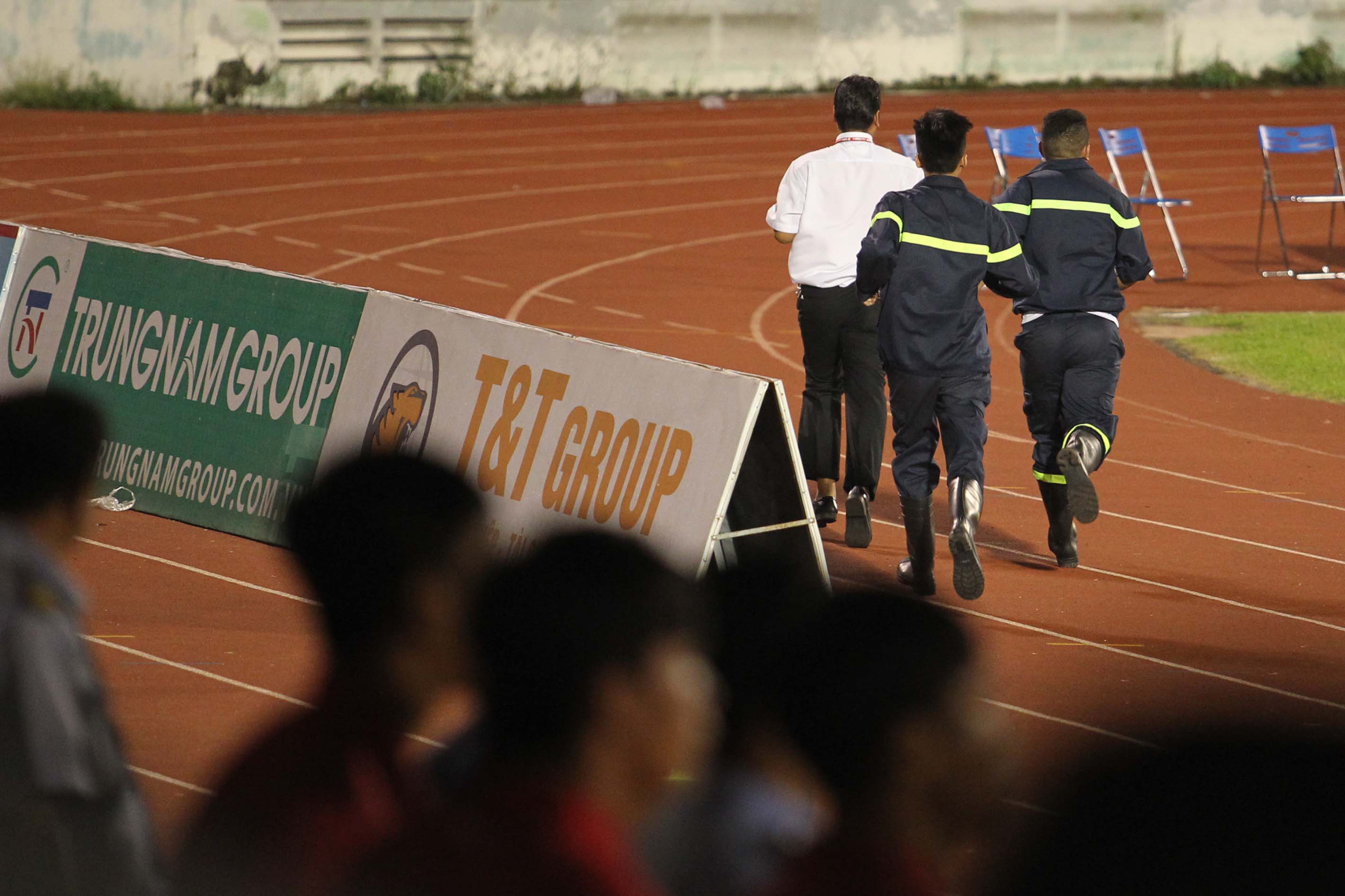 Thua S&agrave;i G&ograve;n FC, CĐV Thanh Ho&aacute; n&eacute;m ph&aacute;o s&aacute;ng xuống s&acirc;n - Ảnh 5.