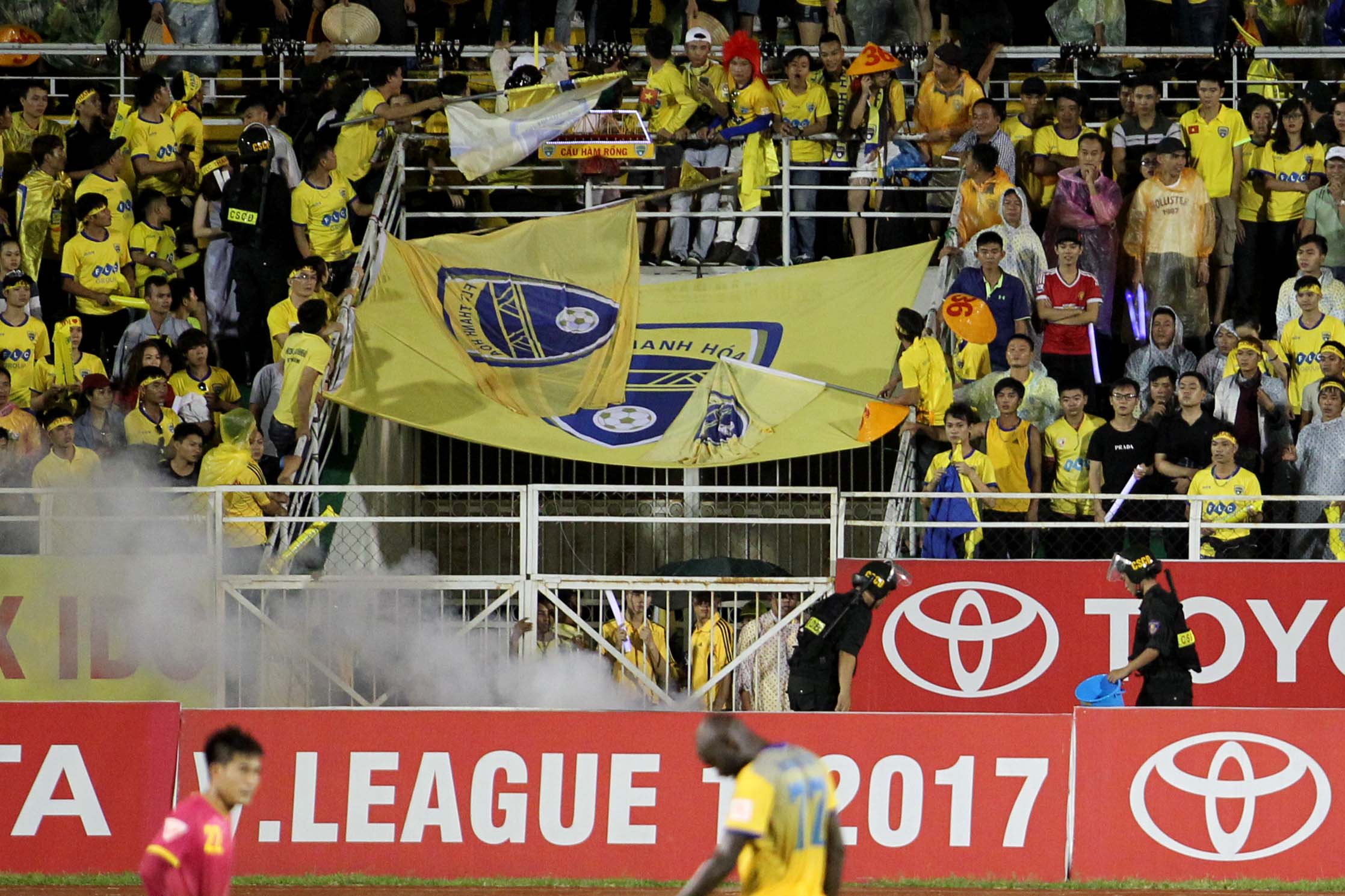Thua S&agrave;i G&ograve;n FC, CĐV Thanh Ho&aacute; n&eacute;m ph&aacute;o s&aacute;ng xuống s&acirc;n - Ảnh 6.