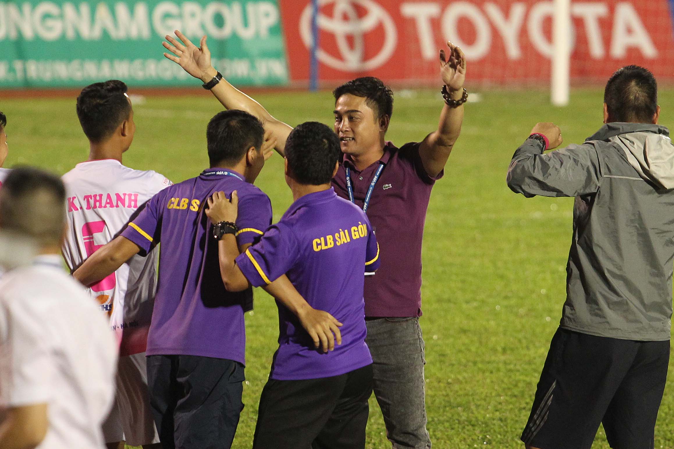 Thua S&agrave;i G&ograve;n FC, CĐV Thanh Ho&aacute; n&eacute;m ph&aacute;o s&aacute;ng xuống s&acirc;n - Ảnh 7.