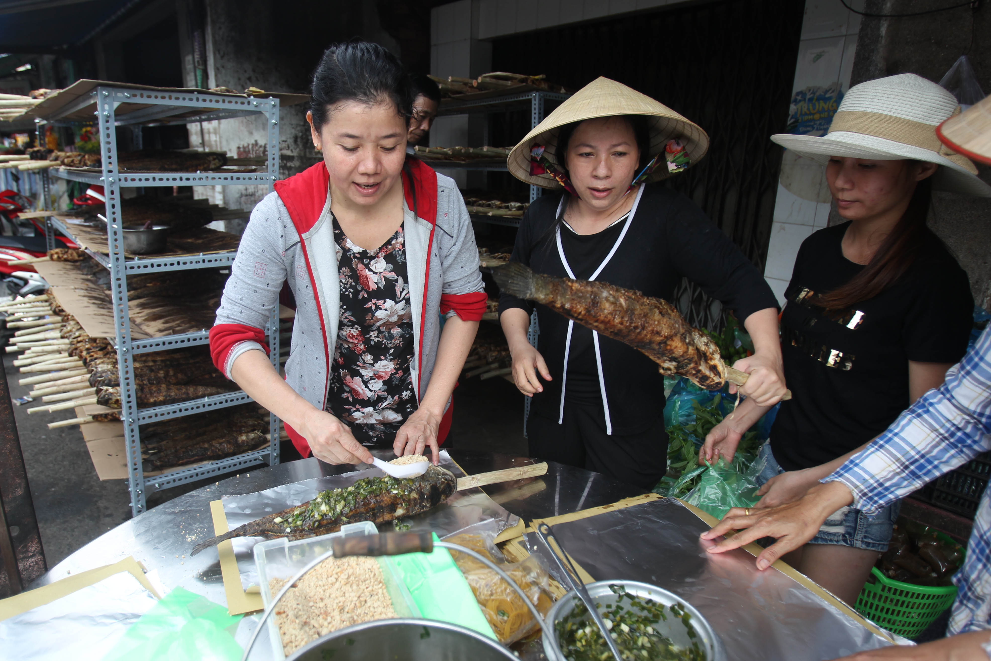 
Sau đ&oacute; sẽ được phủ mỡ h&agrave;nh, lạc rang v&agrave; g&oacute;i giấy bạc để kh&aacute;ch h&agrave;ng tiện đem về nh&agrave; đưa l&ecirc;n m&acirc;m c&uacute;ng.
