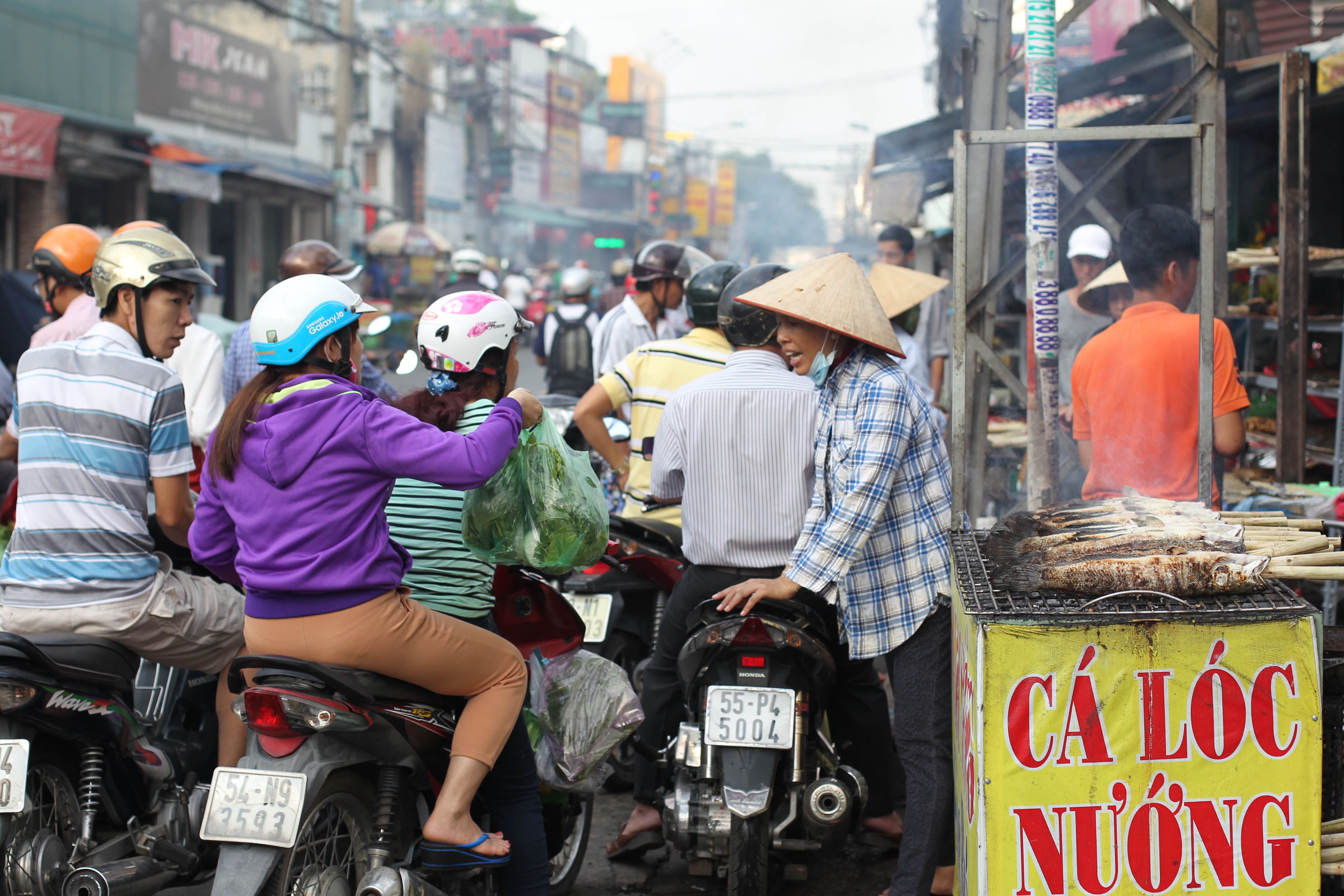Đổ xô mua cá lóc nướng, heo quay ngày Vía Thần Tài