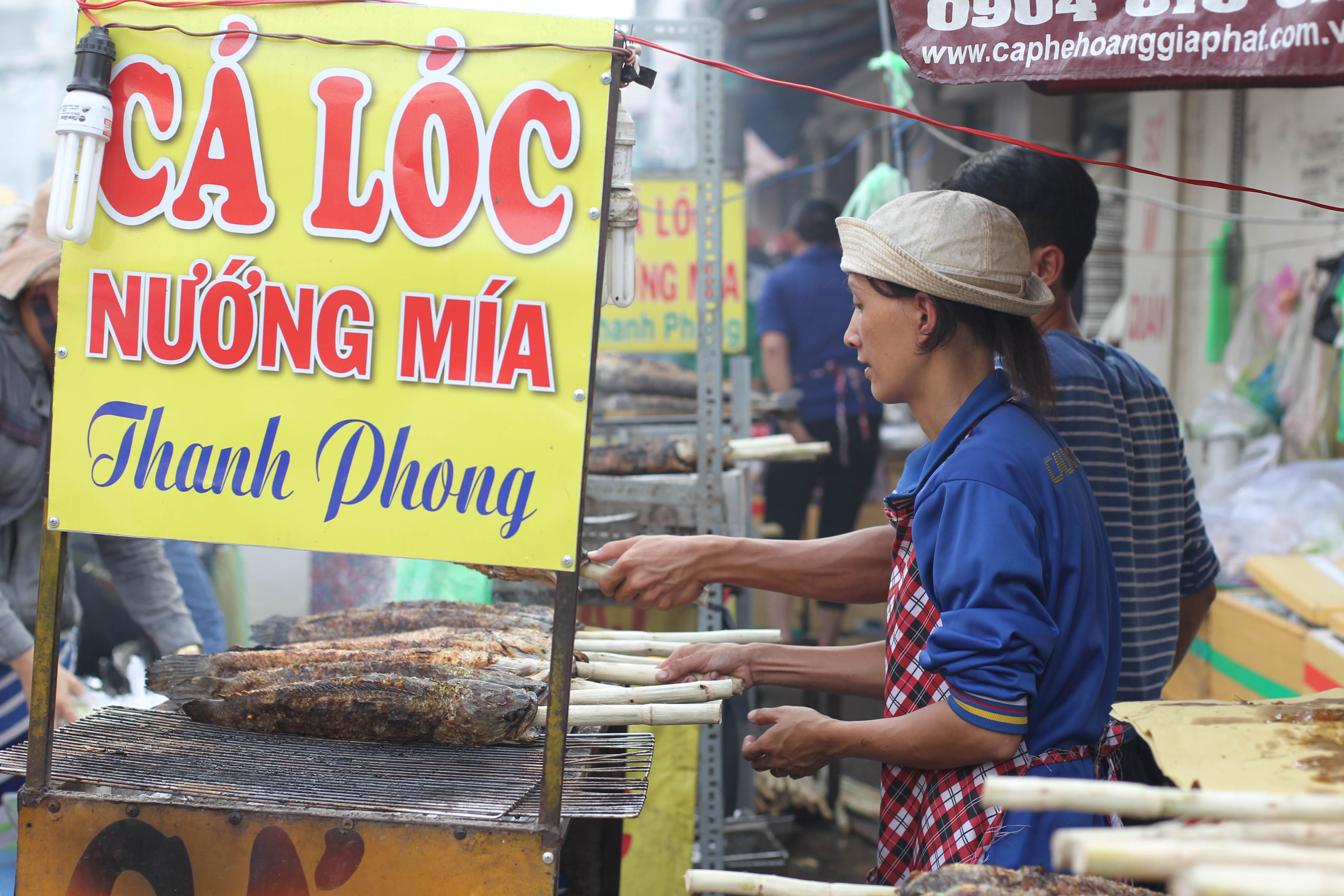 
C&aacute; l&oacute;c ở đ&acirc;y được sơ chế sạch rồi đem nướng....
