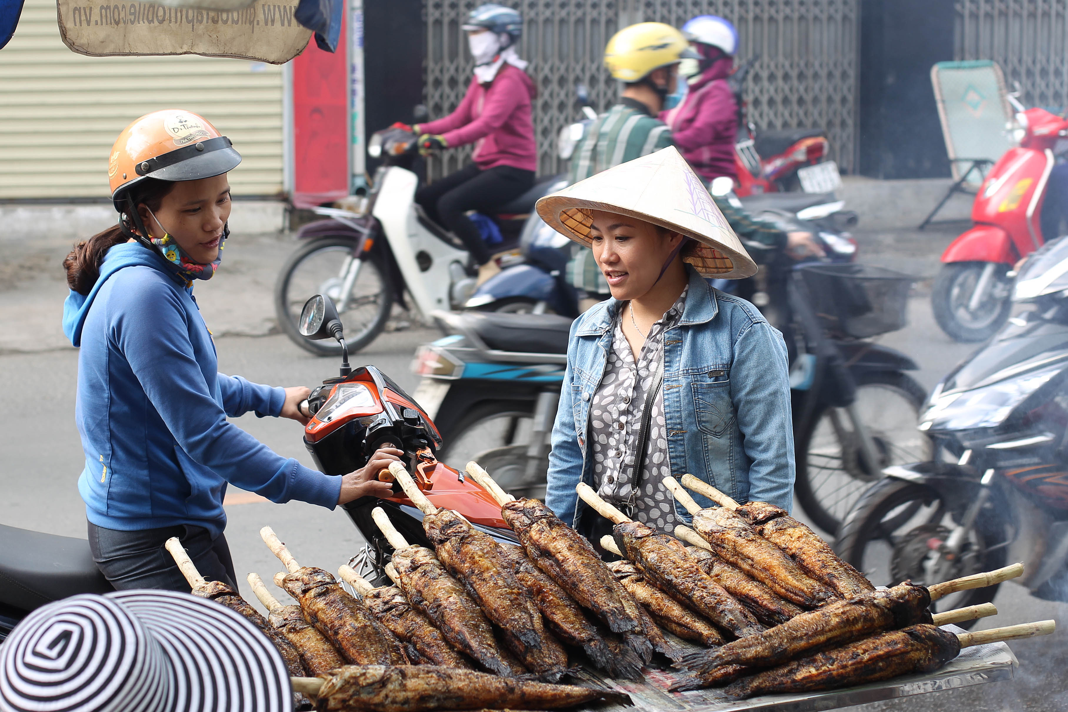 
Theo tục lệ l&acirc;u đời, cứ đến ng&agrave;y m&ugrave;ng 10 th&aacute;ng Gi&ecirc;ng &acirc;m lịch, những gia đ&igrave;nh c&oacute; thờ thần t&agrave;i sẽ đi mua lễ vật c&uacute;ng để cầu l&agrave;m ăn thuận lợi, ph&aacute;t triển, &ldquo;mua may, b&aacute;n đắt&rdquo;. Ngo&agrave;i những lễ vật như thịt heo, g&agrave; quay, v&agrave;ng m&atilde;, m&acirc;m c&uacute;ng kh&ocirc;ng thể thiếu m&oacute;n c&aacute; l&oacute;c nướng.
