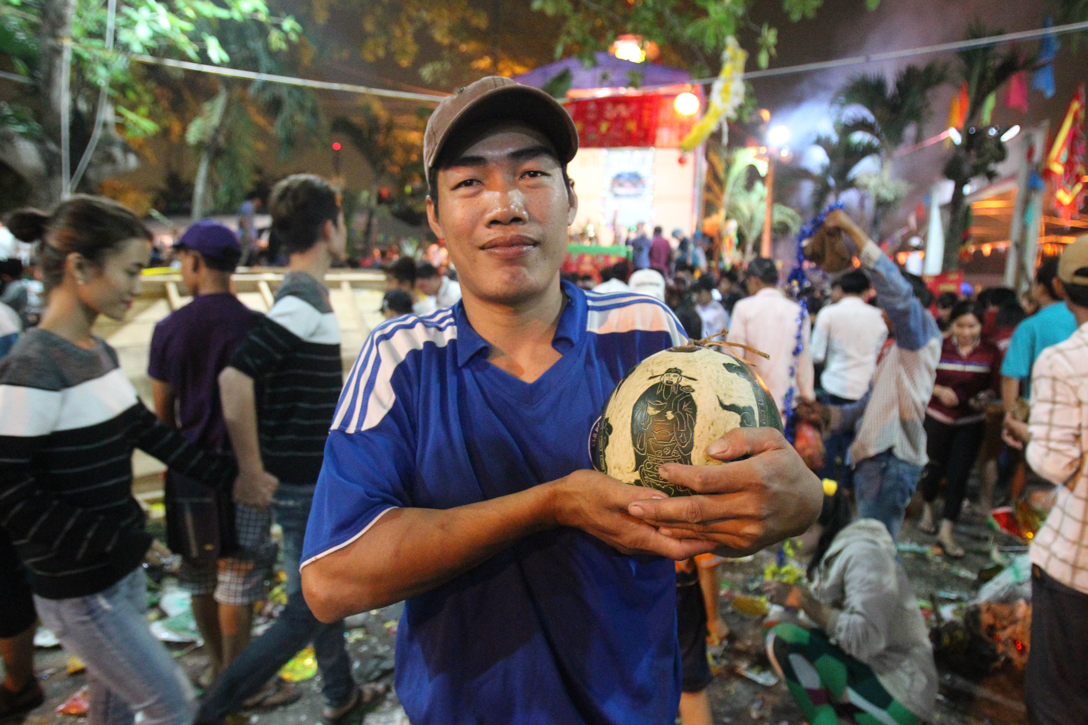 
Anh Minh may mắn khi gi&agrave;nh được tr&aacute;i dưa c&ograve;n nguy&ecirc;n vẹn sau khi x&ocirc; gi&agrave;n
