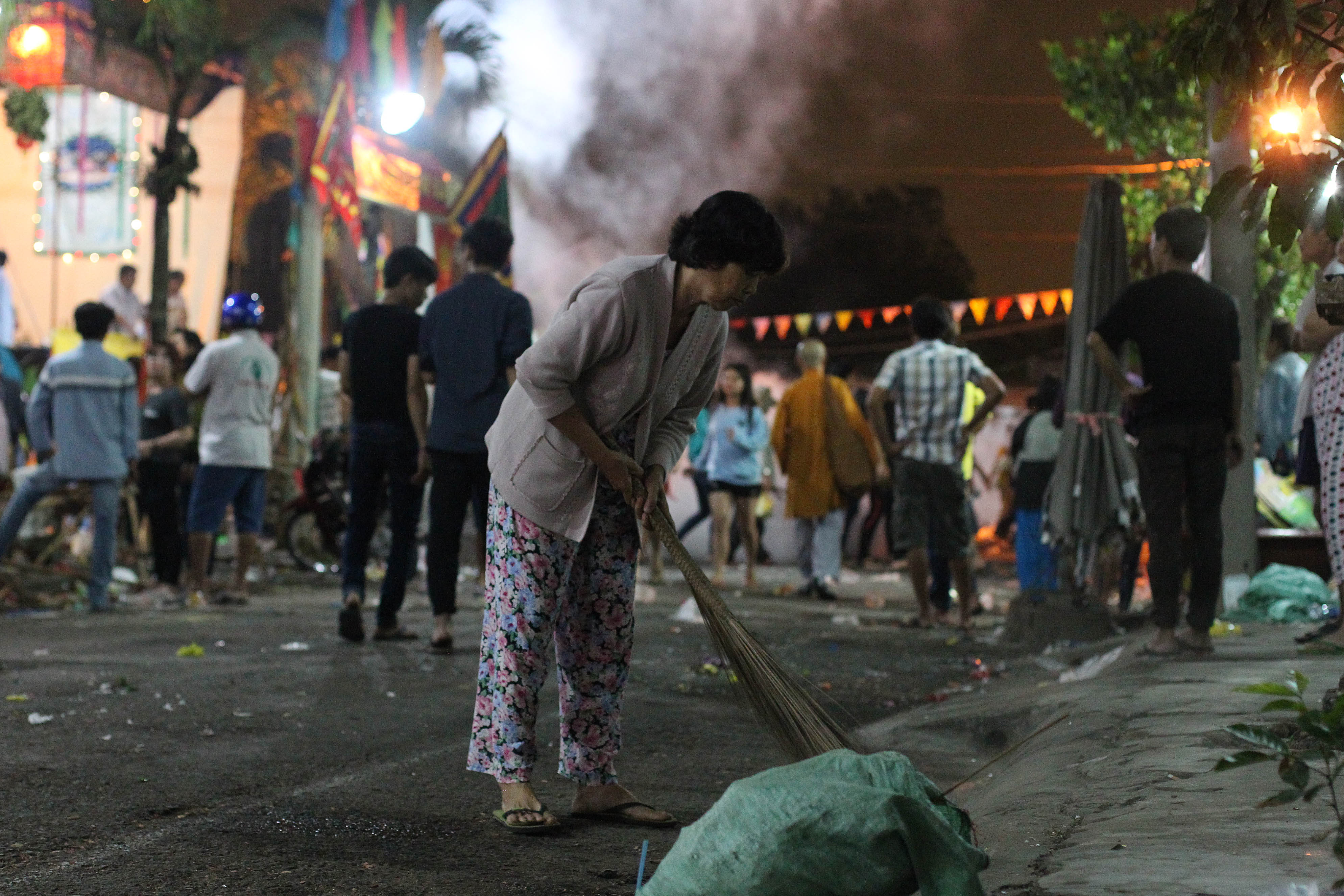 
Kết th&uacute;c lễ hội cũng l&agrave; l&uacute;c mọi người c&ugrave;ng dọn dẹp, chuẩn bị cho một ng&agrave;y l&agrave;m việc mới với nhiều hanh th&ocirc;ng
