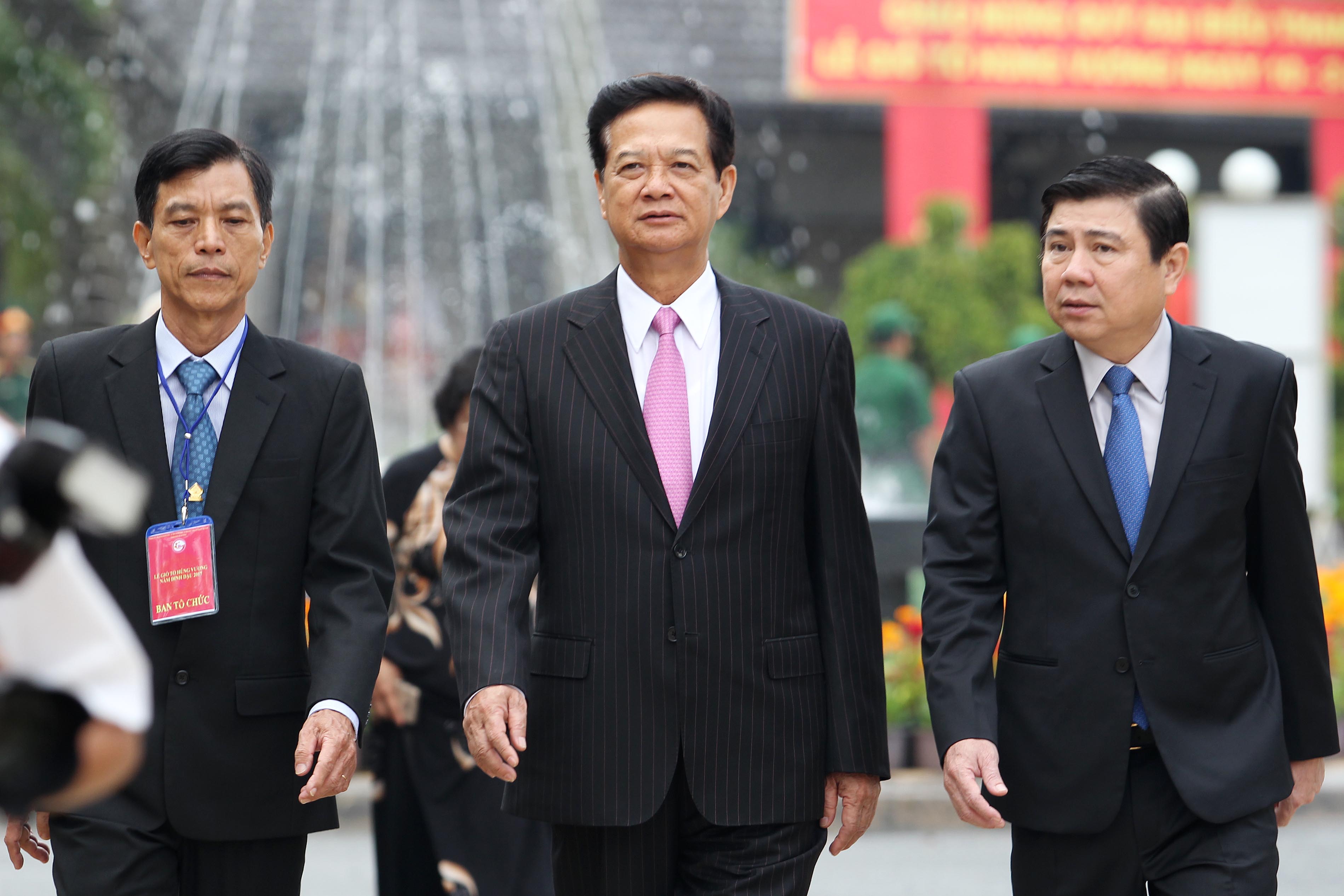 Nguyên Thủ tướng Chính phủ Nguyễn Tấn Dũng cũng có mặt cùng với lãnh đạo TP HCM dẫn đầu đoàn vào đền dâng hương tưởng nhớ các vua Hùng