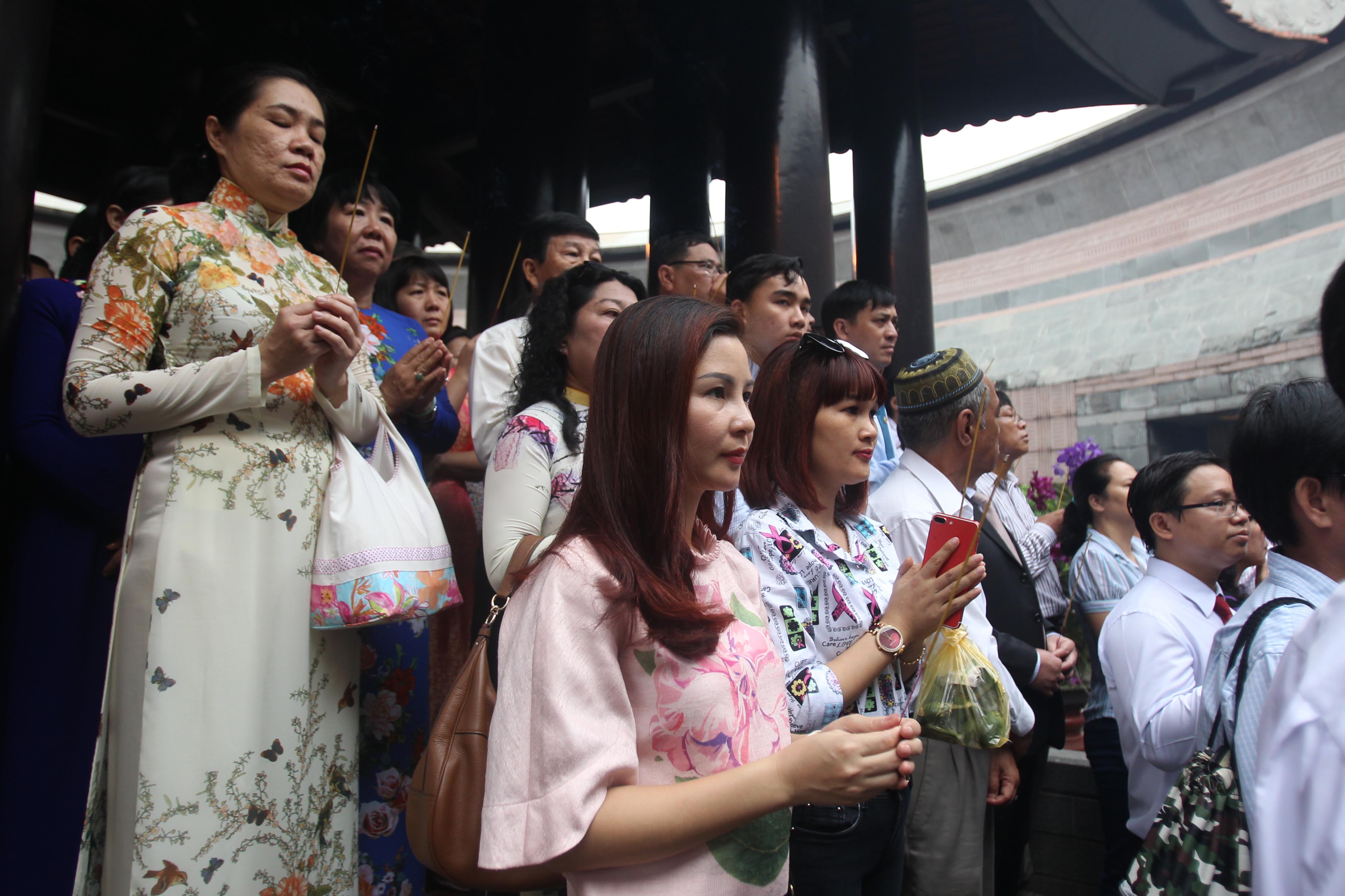 Các đại biểu và người dân tới đền thờ dâng hương.