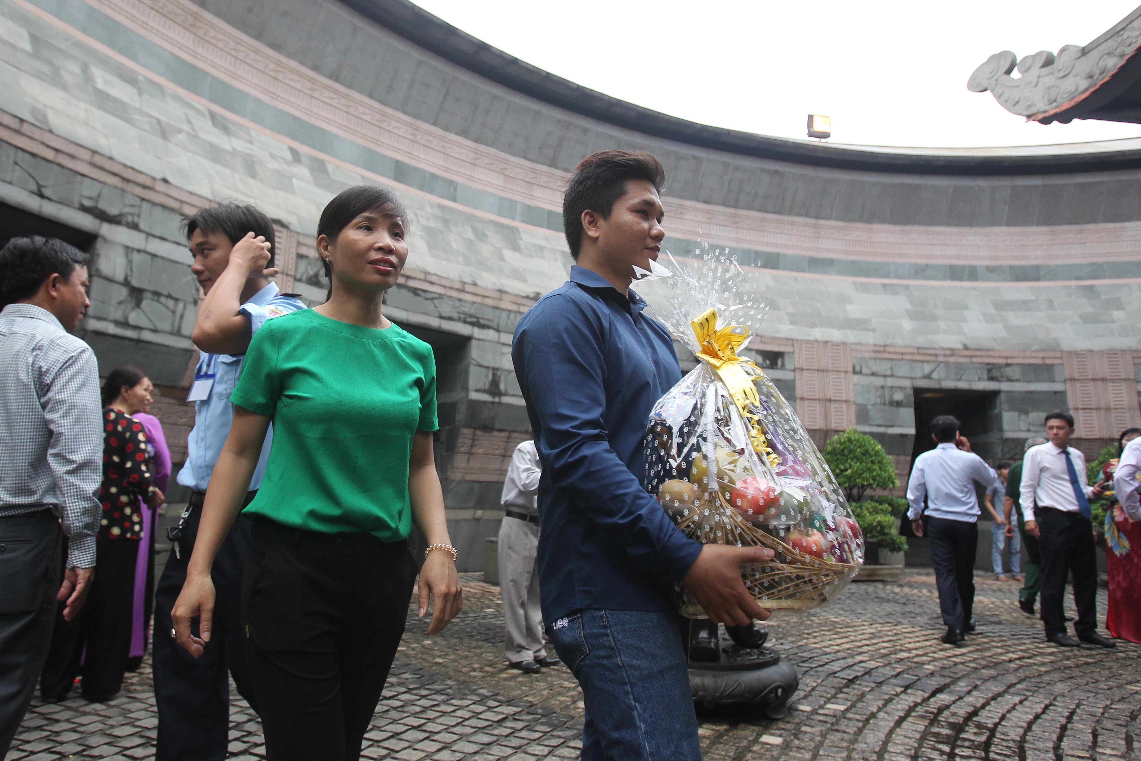 Anh Đinh Công Yên (30 tuổi) quê ở Phú Thọ hiện đang sống và làm việc tại TP HCM mang hoa quả dâng lên làm lễ giỗ