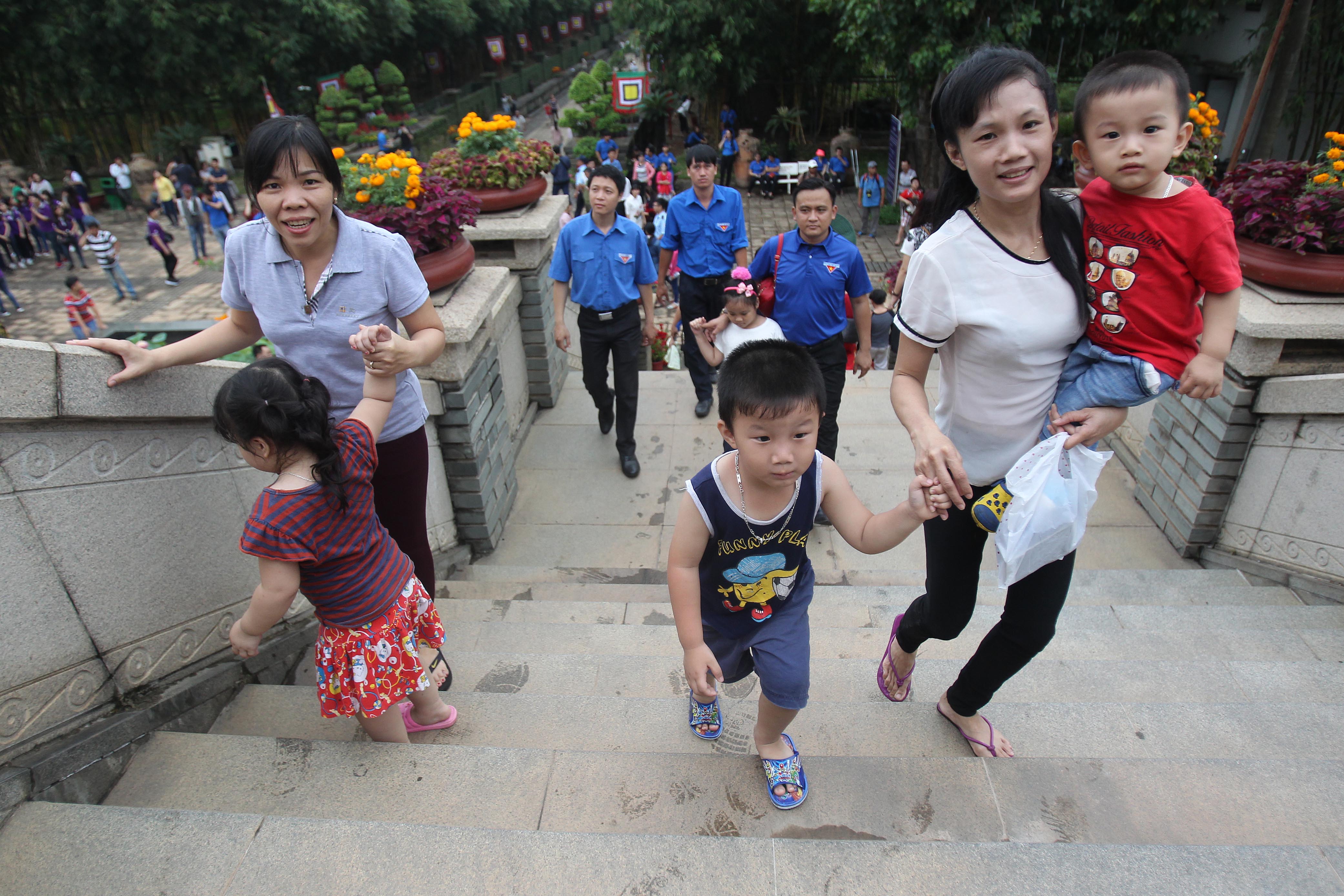 Nhiều gia đình dẫn theo các em nhỏ đến dâng hương cho các Vua Hùng nhằm giáo dục truyền thống uống nước nhớ nguồn của dân tộc