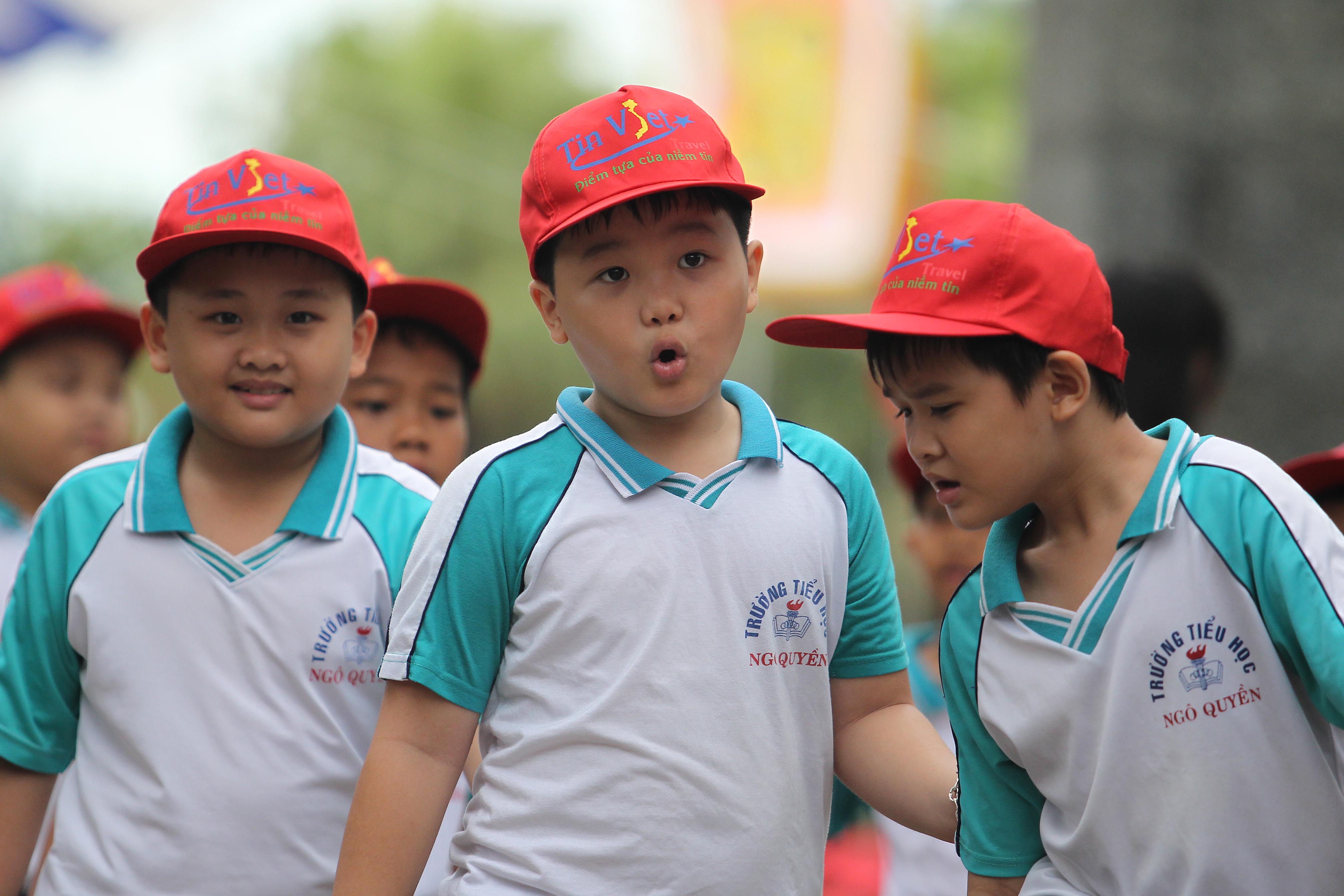Các em học sinh trường tiểu học Ngô Quyền cũng đến dâng hương.