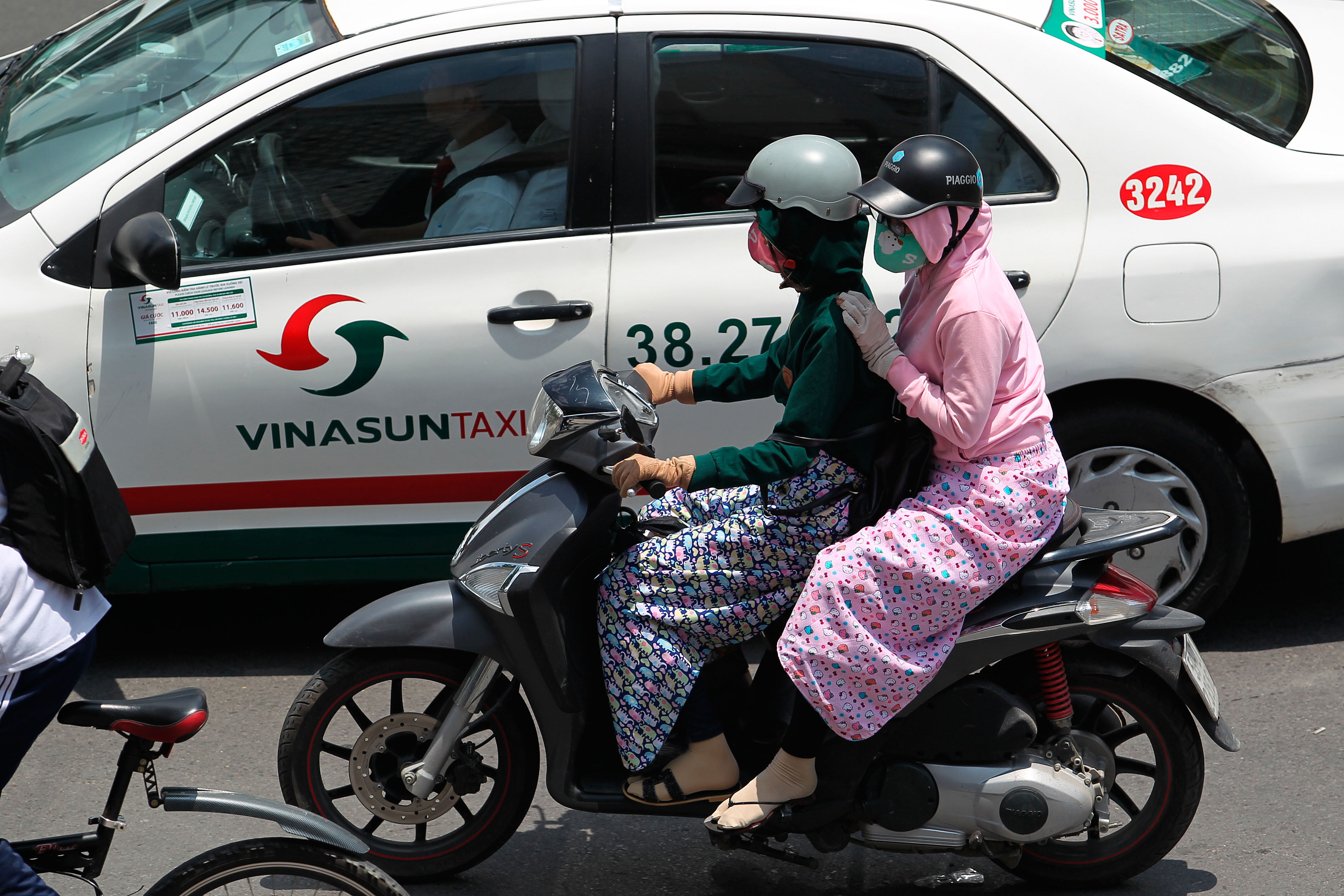
Hầu hết mọi người khi ra đường đều bịt k&iacute;n để chống nắng n&oacute;ng.
