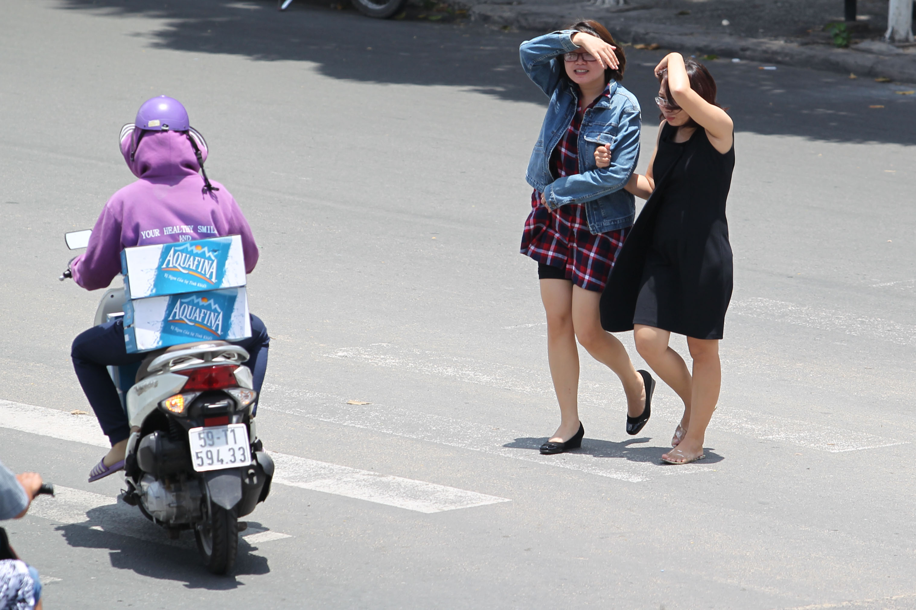 
... ngo&agrave;i ra, n&oacute;n l&aacute; Việt Nam cũng l&agrave; một sự lựa chọn cho du kh&aacute;ch v&agrave;o m&ugrave;a n&oacute;ng.
