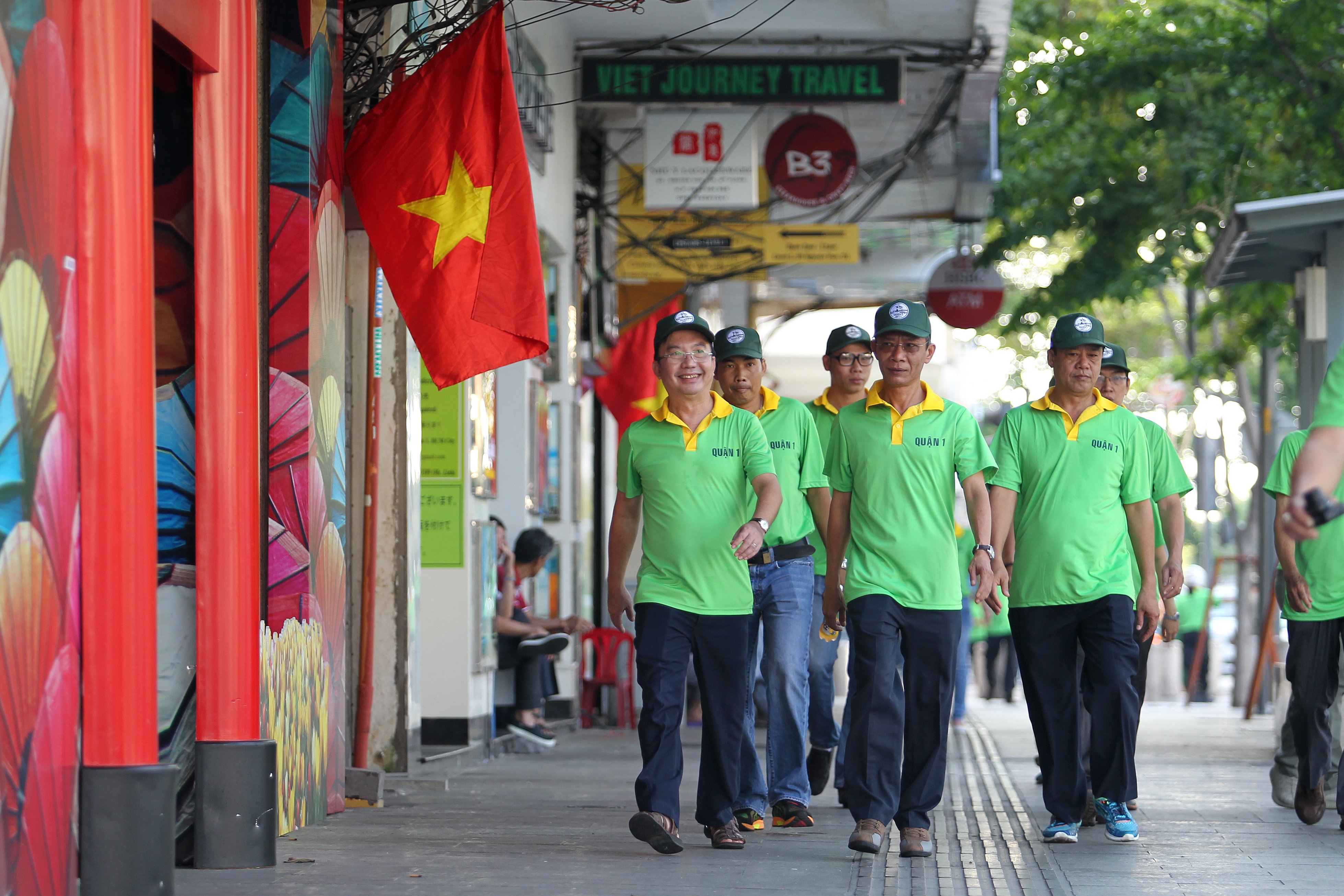 Chủ tịch UBND quận 1 Trần Thế Thuận (ngoài cùng bên trái) cũng xuống đường cùng tham gia chương trình đi bộ trên vỉa hè nhằm đẩy mạnh việc thực hiện lập lại trật tự lòng lề đường, mỹ quan đô thị.