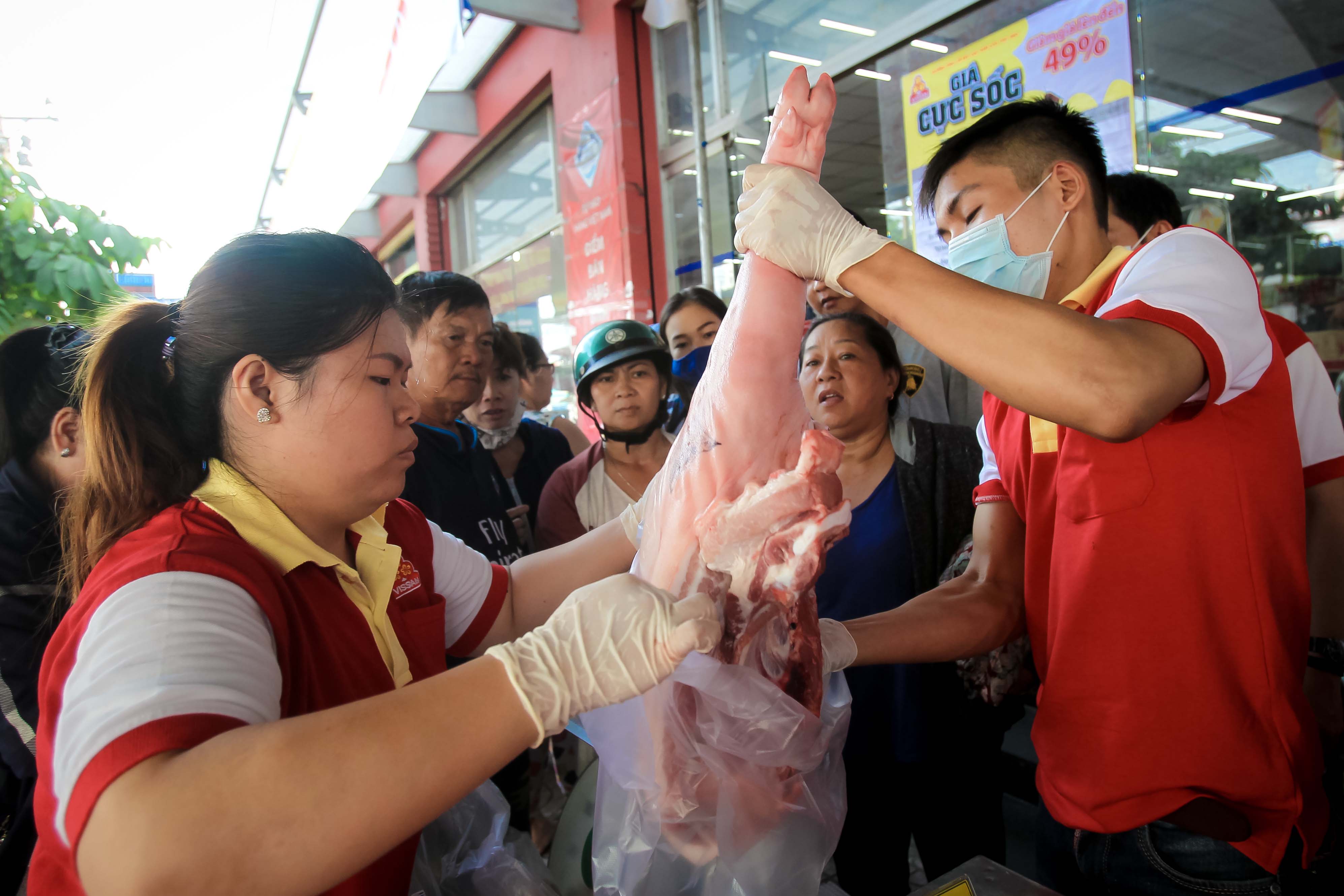 Chen nhau mua thịt heo cực rẻ "25.500 đồng/kg"